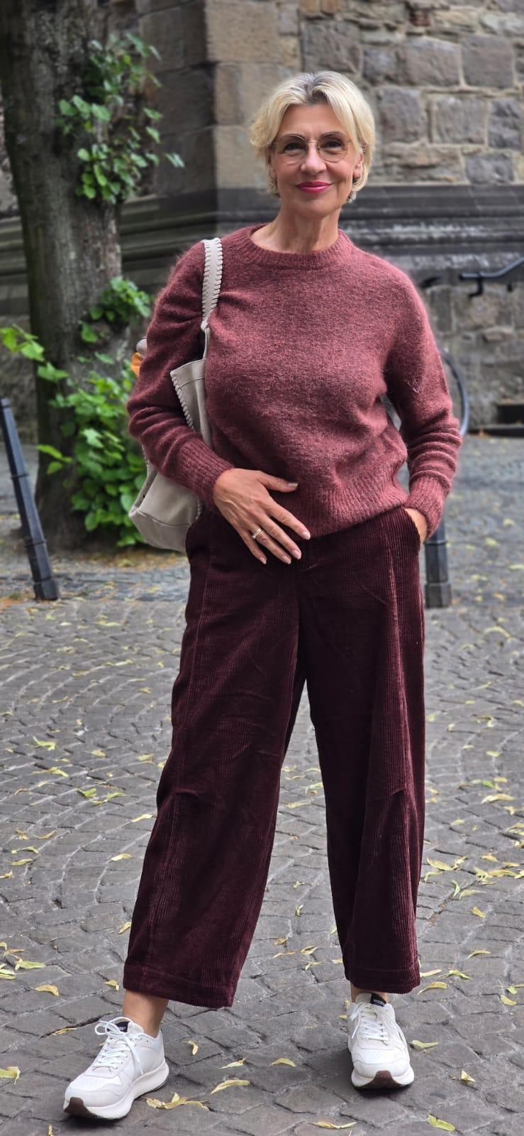 Herbstliches Farbstatement: Die fließende Wide-Leg-Cordhose in Rostrot