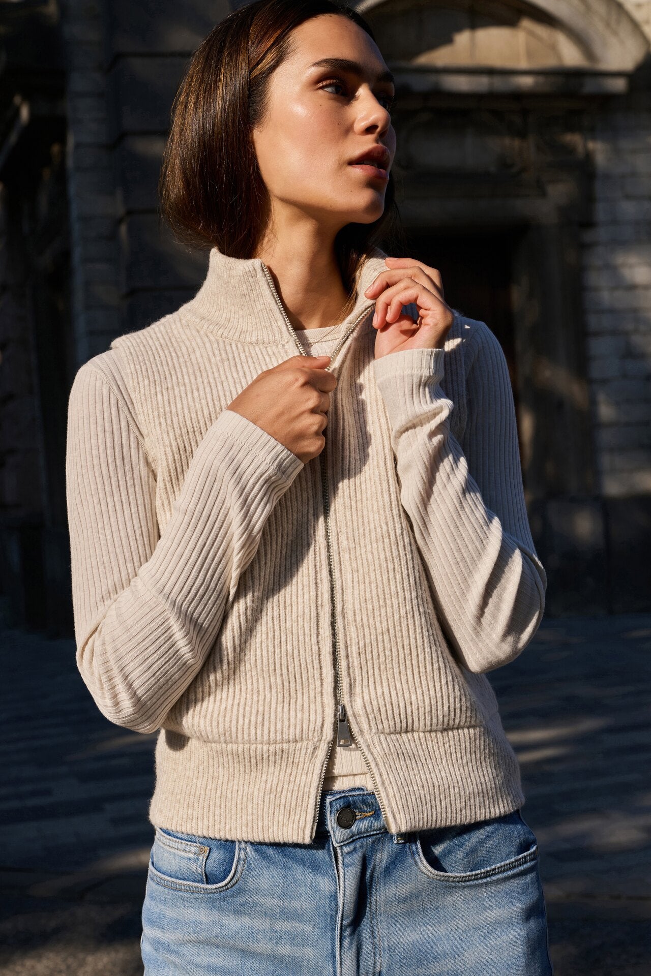 Strickweste mit hohem Kragen