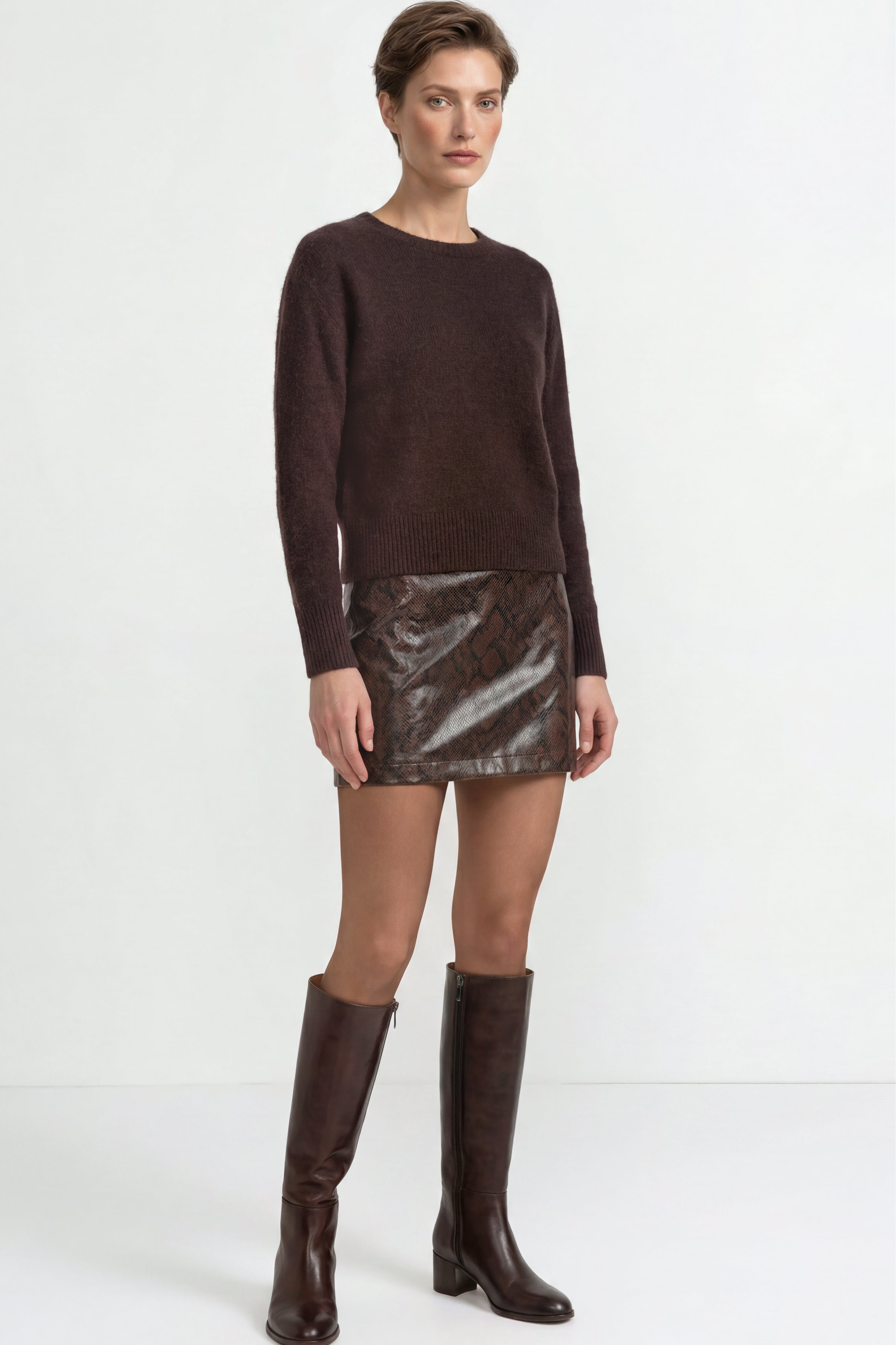 Kuscheliger Luxus-Strick – Der flauschige Feinstrickpullover in Dunkelbraun und softem Rosa