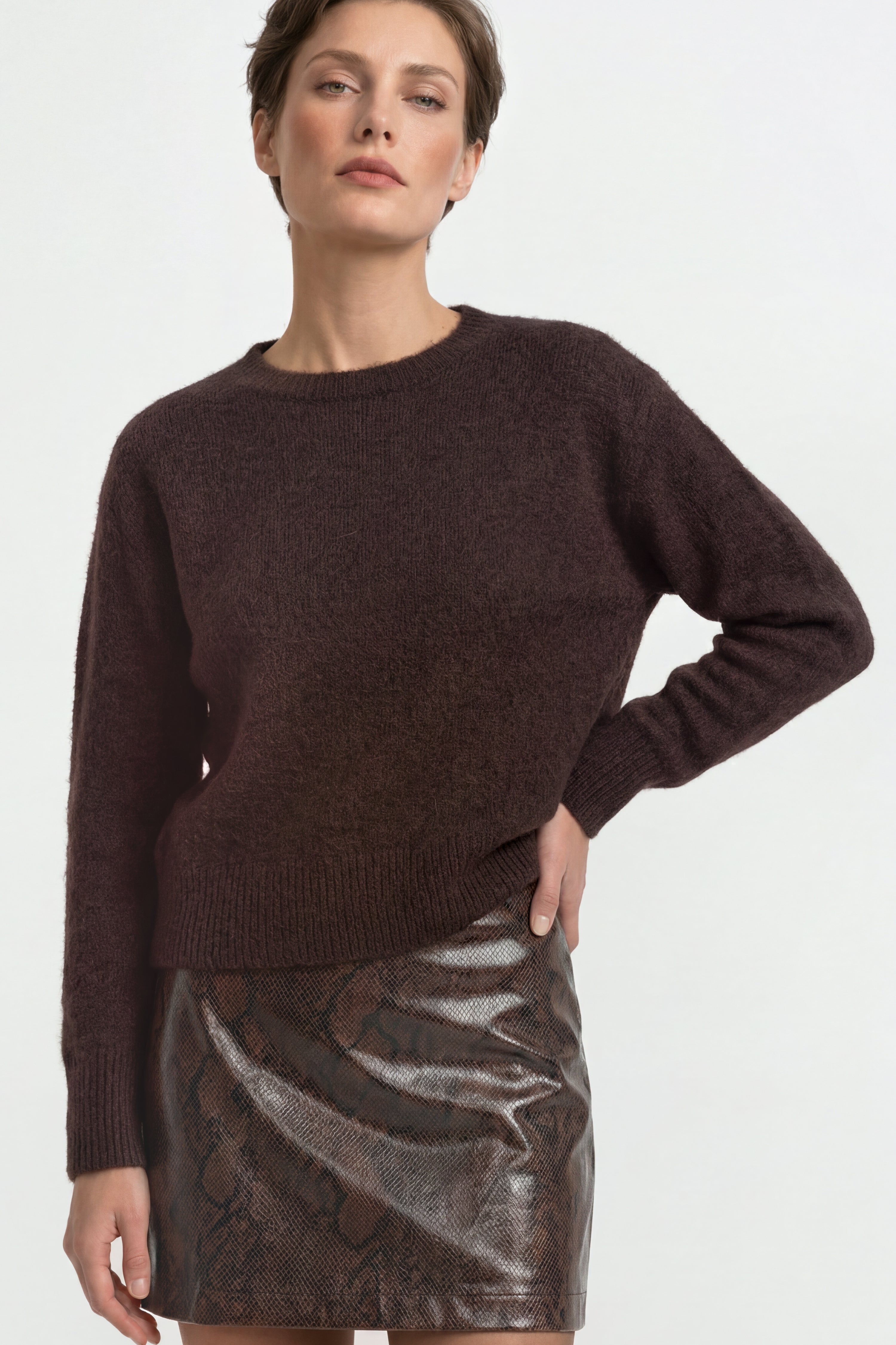 Kuscheliger Luxus-Strick – Der flauschige Feinstrickpullover in Dunkelbraun und softem Rosa