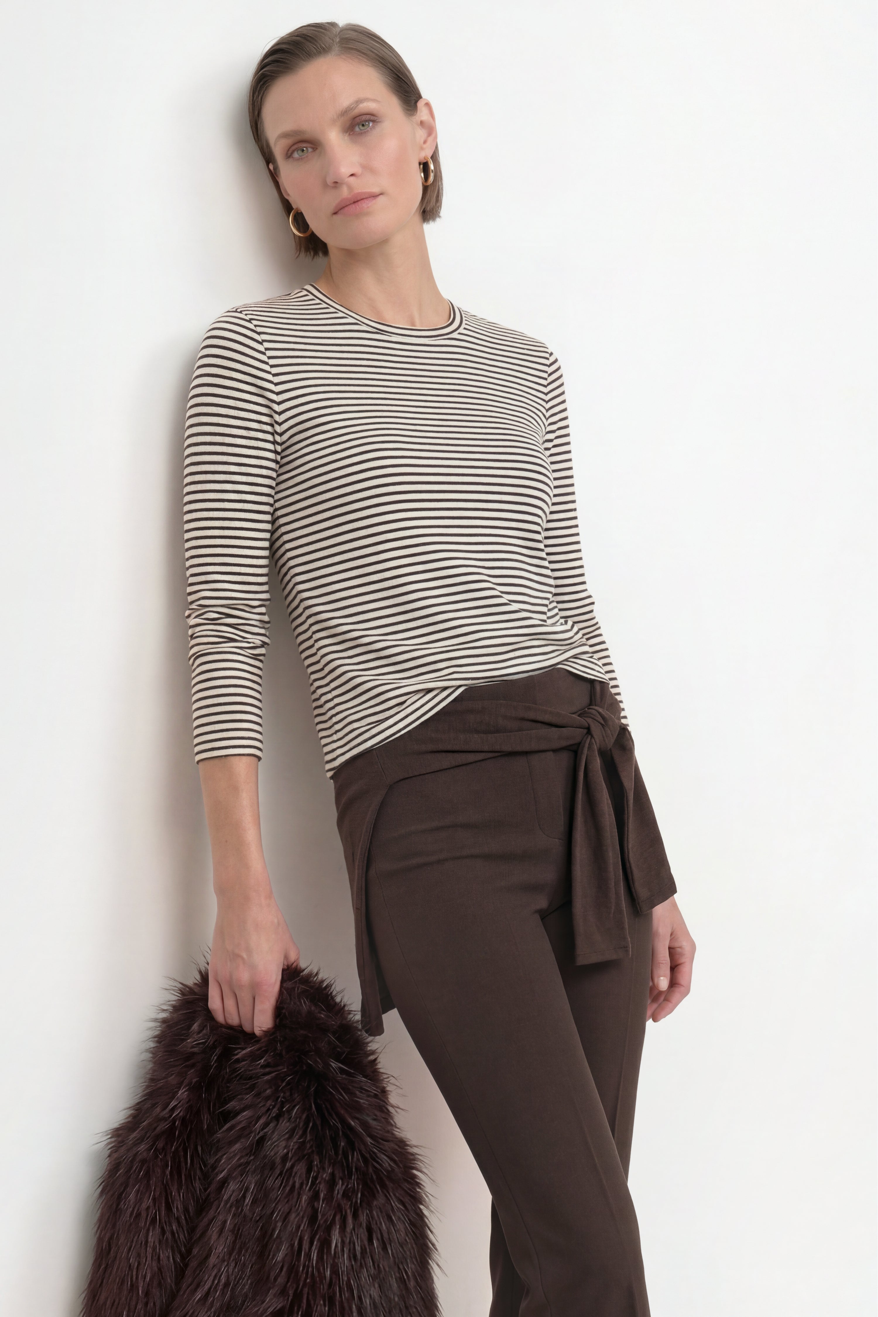 Maritimer Streifen-Chic – Das elastische Longsleeve in Espressobraun und Khakigrün