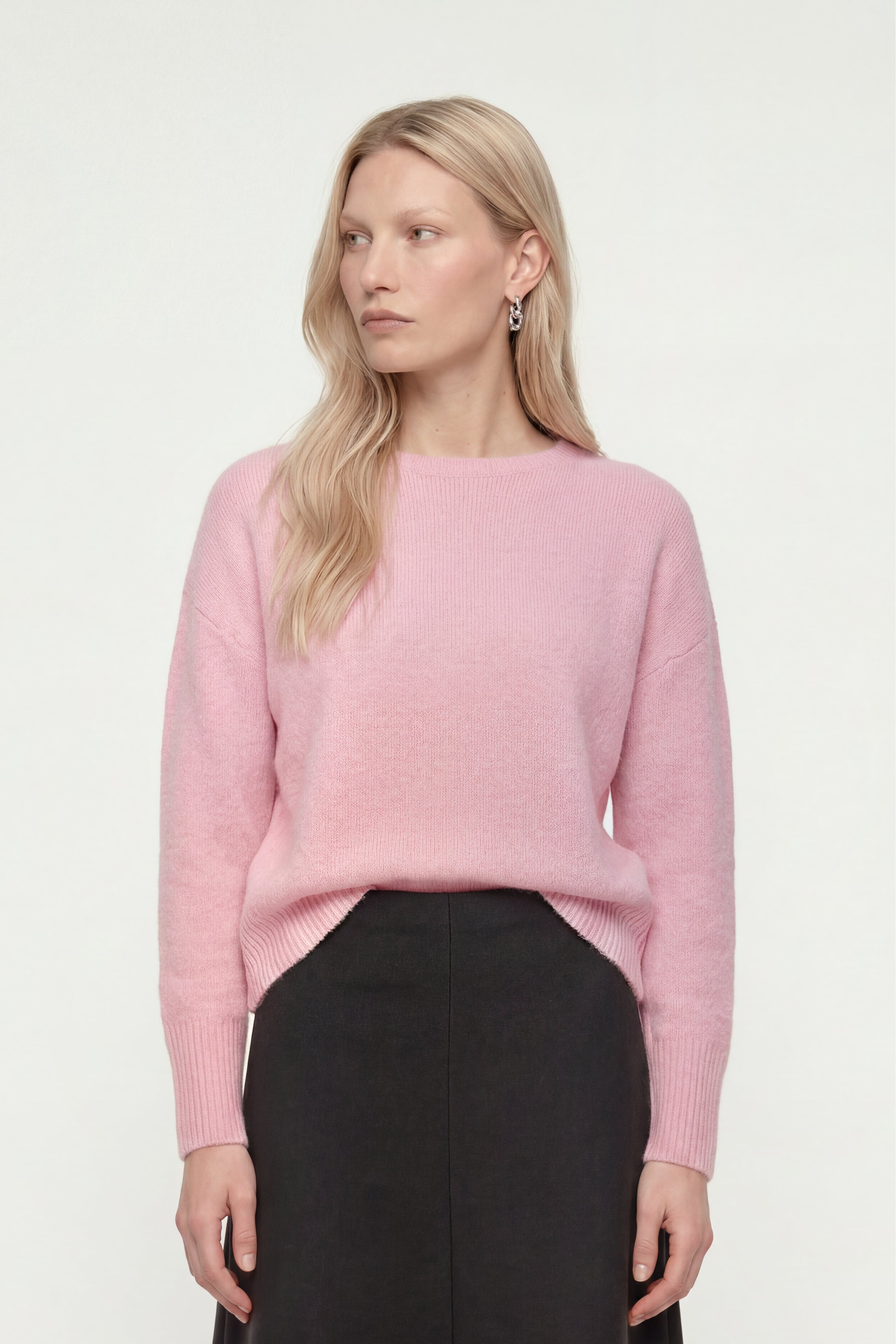 Kuscheliger Luxus-Strick – Der flauschige Feinstrickpullover in Dunkelbraun und softem Rosa