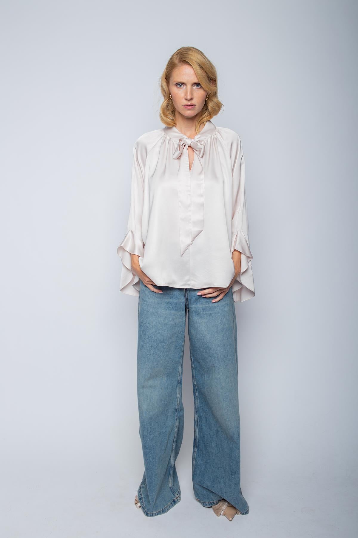 Verspielte Shirtbluse mit Schluppen und Volant-Ärmeln