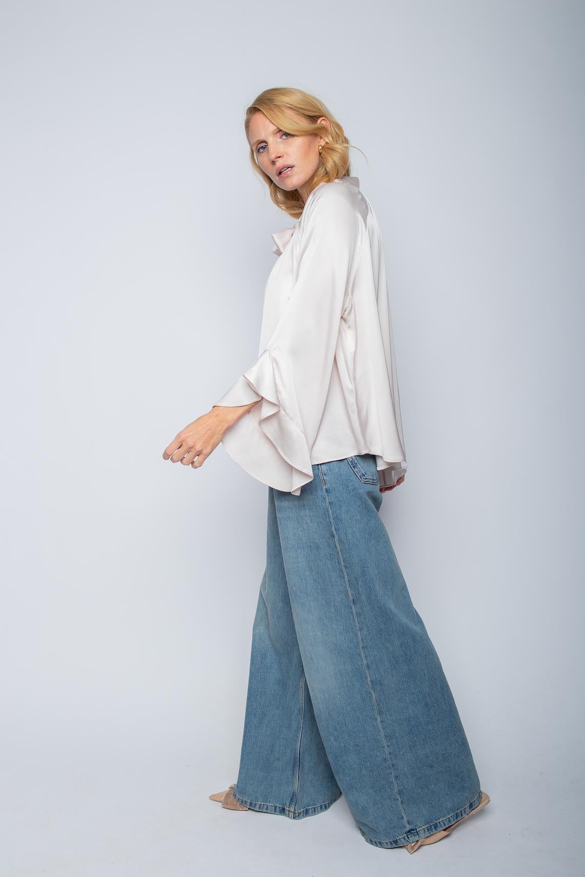 Verspielte Shirtbluse mit Schluppen und Volant-Ärmeln