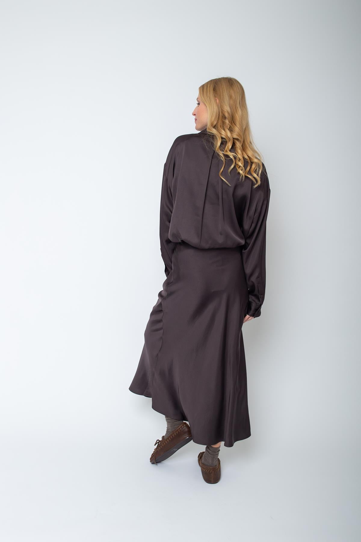 Leicht ausgestellter Satin-Rock in softer Winterfarbe
