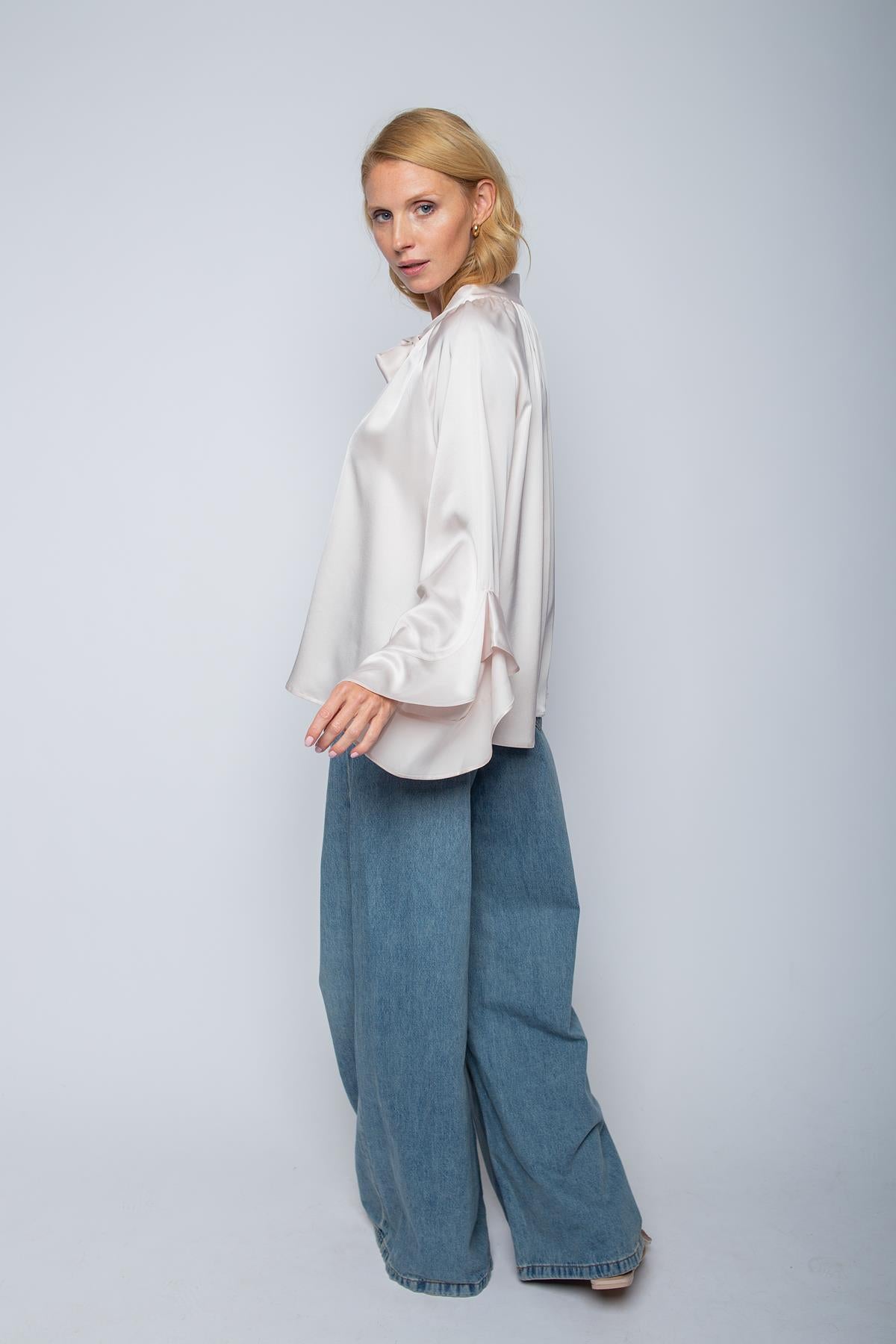 Verspielte Shirtbluse mit Schluppen und Volant-Ärmeln