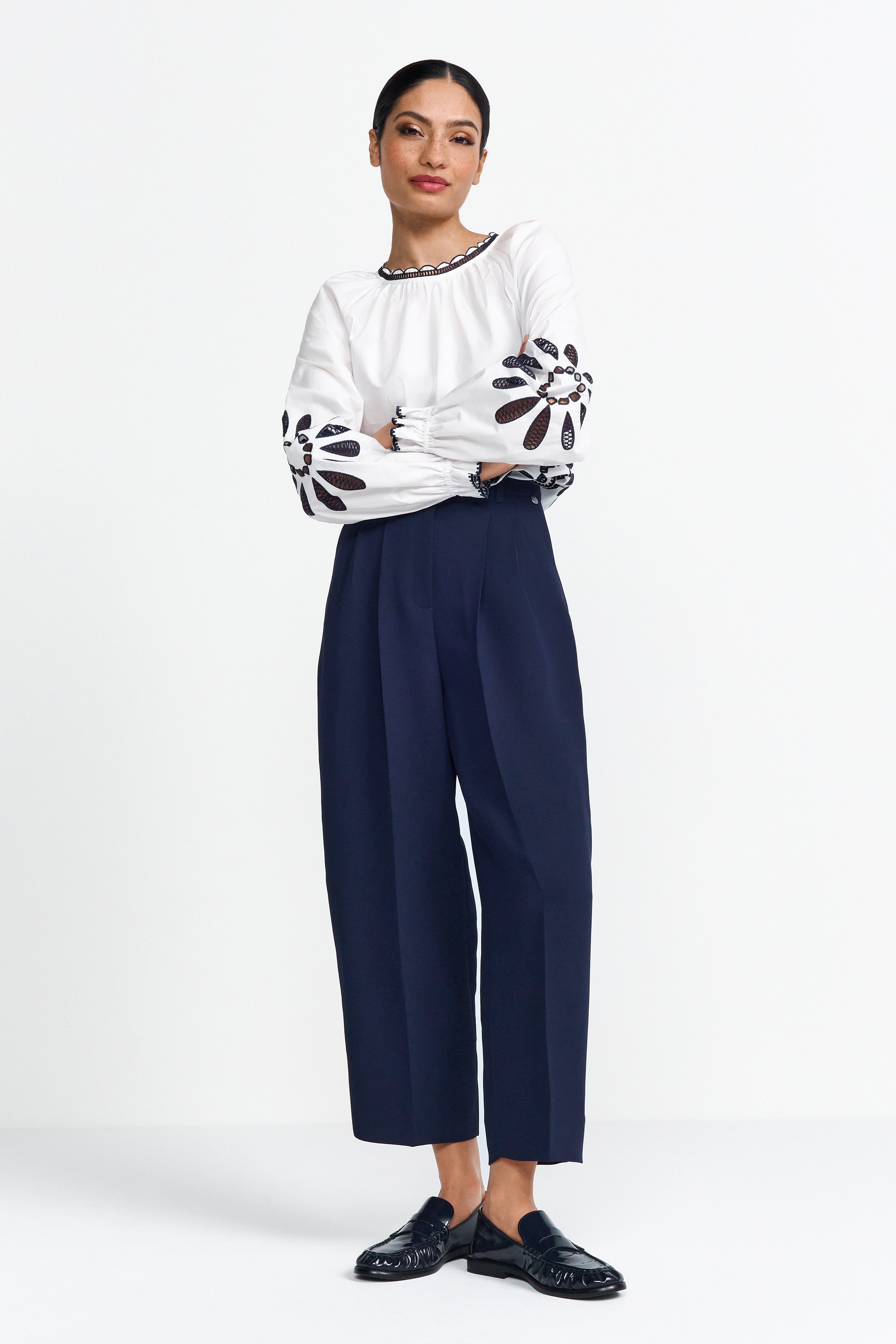 Stoffhose mit hohem Bund und Gürtelschlaufen