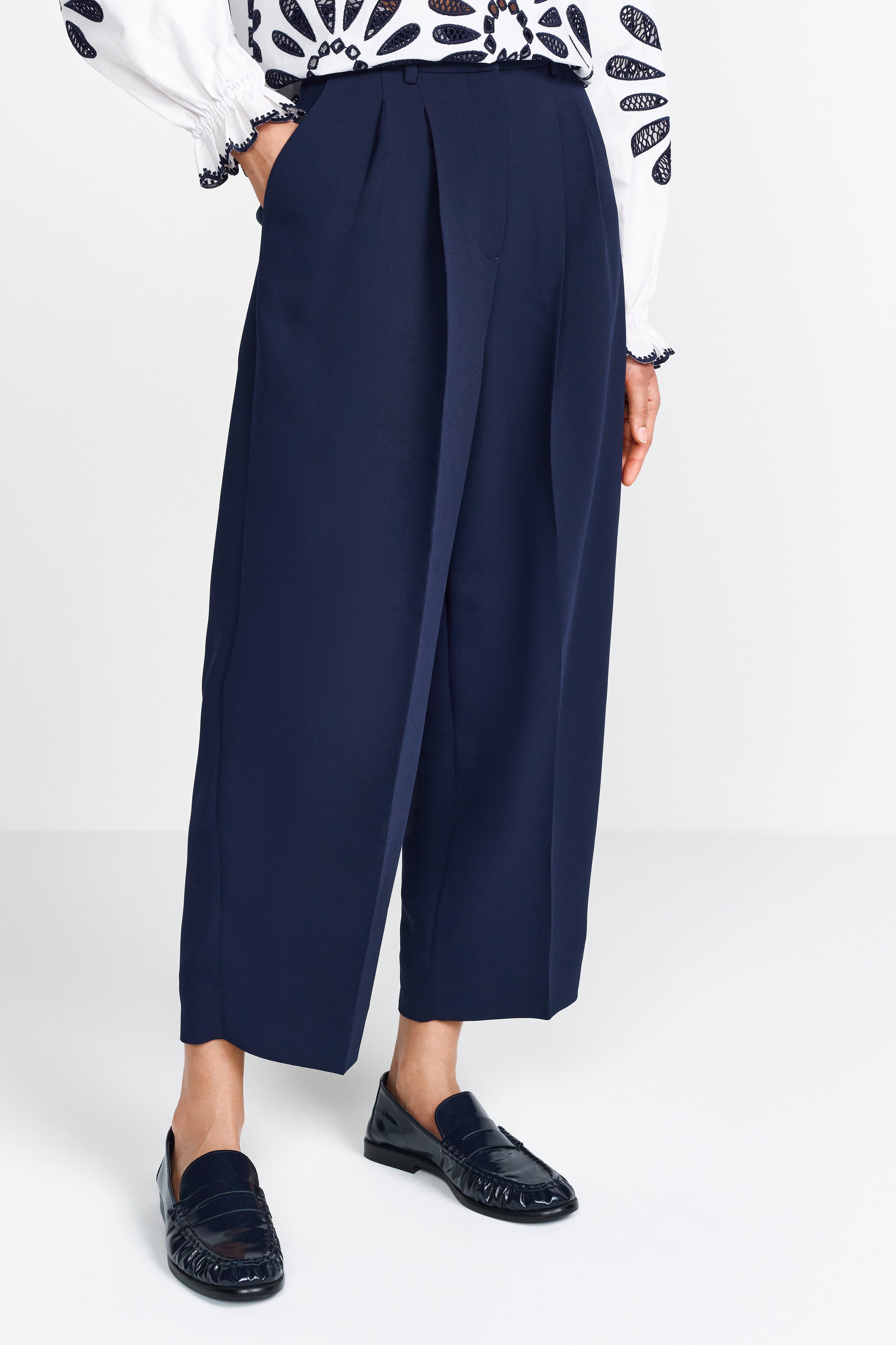 Stoffhose mit hohem Bund und Gürtelschlaufen
