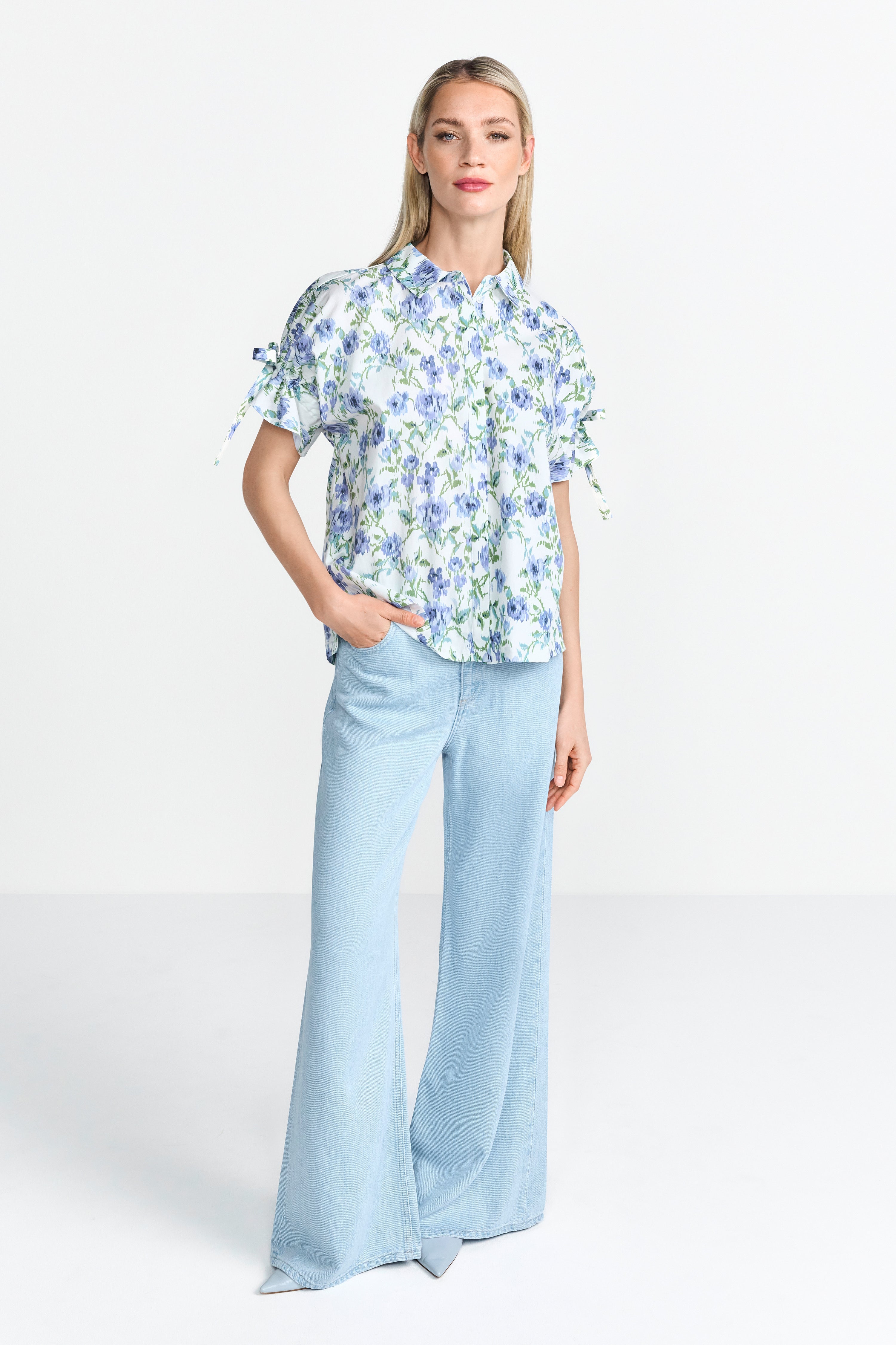 Weiße Bluse mit Blumenmuster