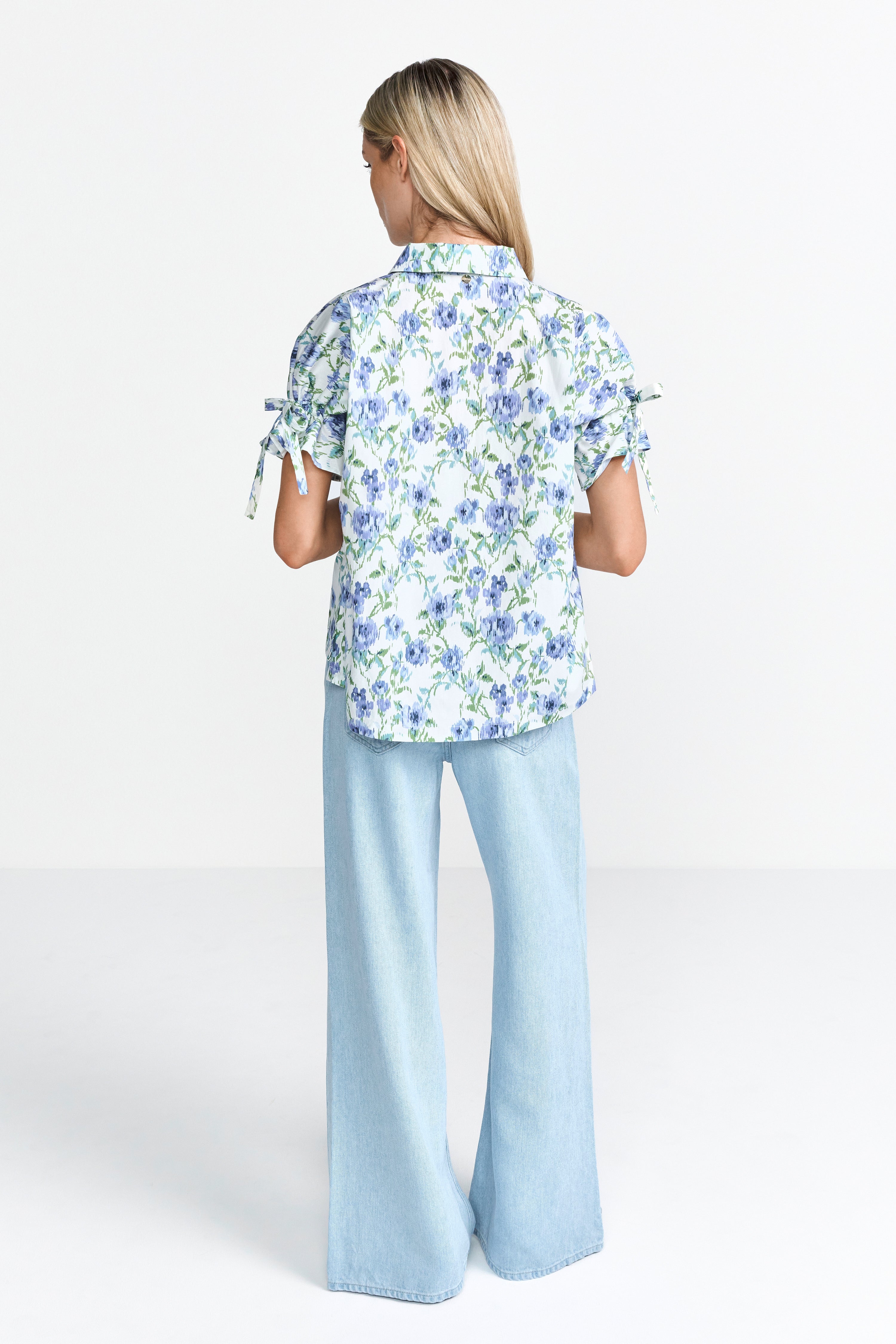 Weiße Bluse mit Blumenmuster
