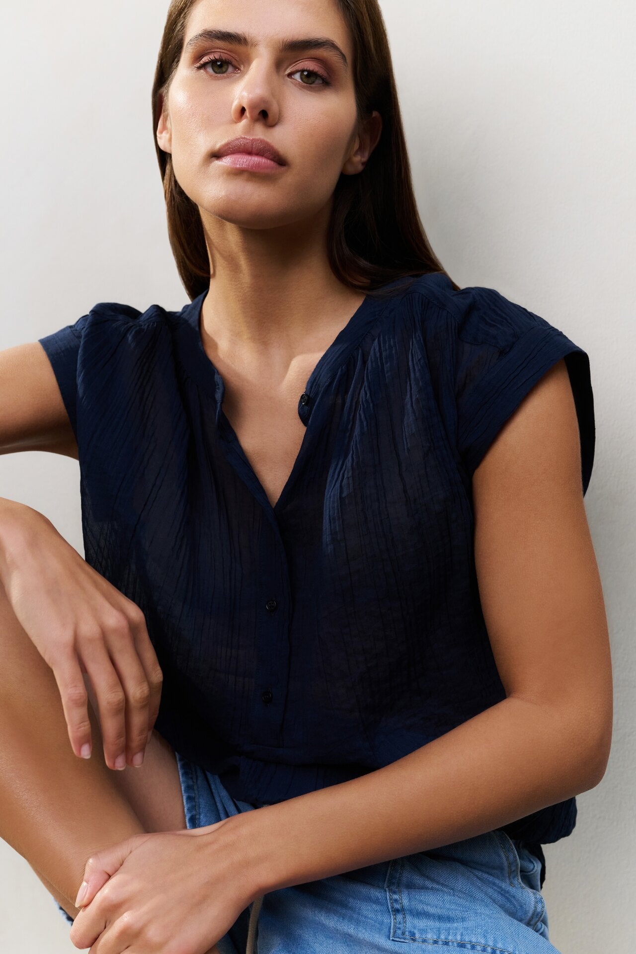 Fließende Bluse mit Polokragen und Flügelärmeln