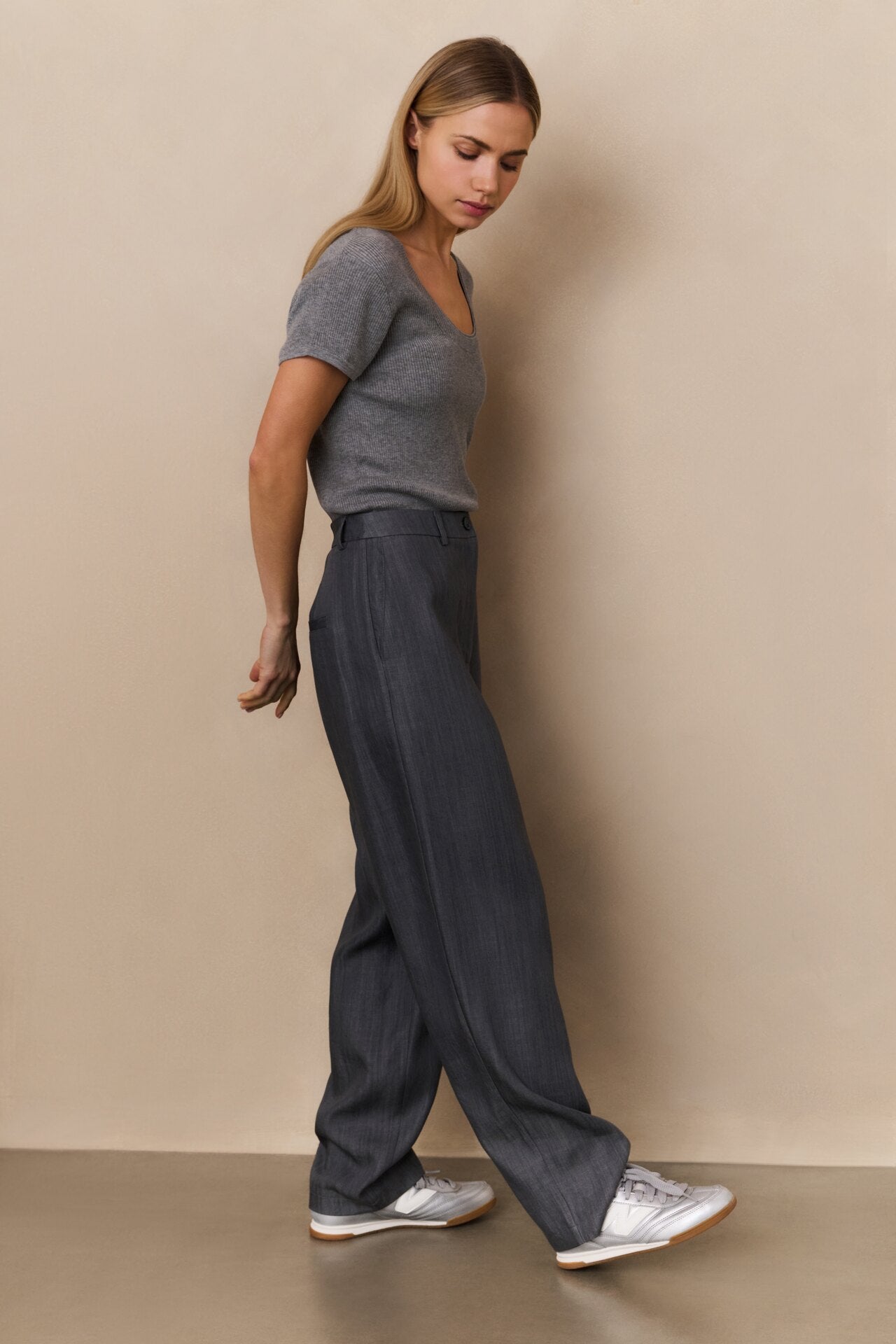 Schmal zulaufende Hose mit hohem Bund