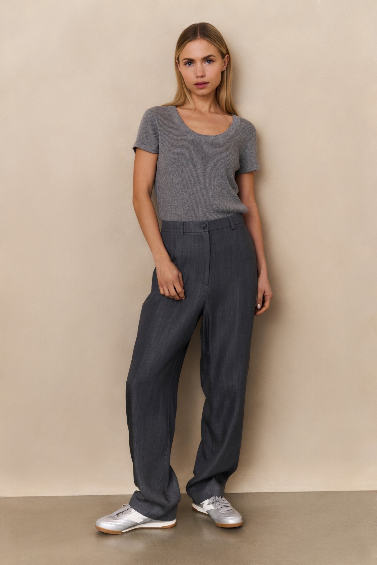 Schmal zulaufende Hose mit hohem Bund
