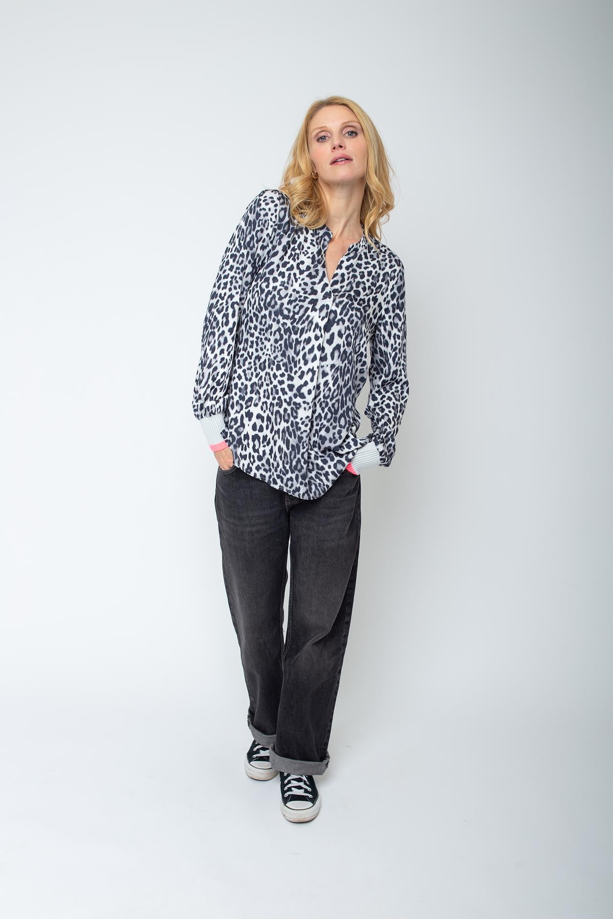 Stylische Shirtbluse mit Leo-Print & Neon-Details