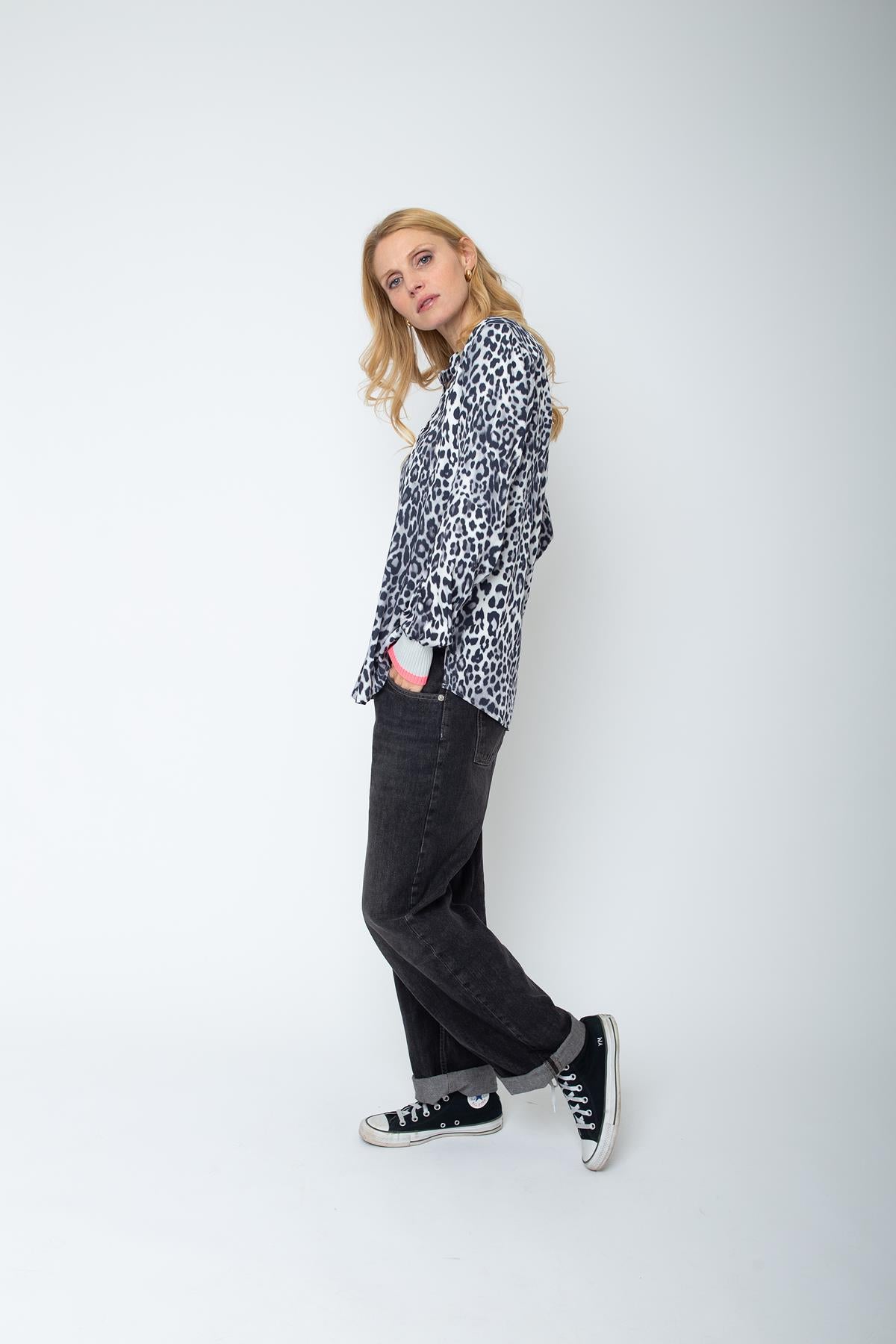Stylische Shirtbluse mit Leo-Print & Neon-Details
