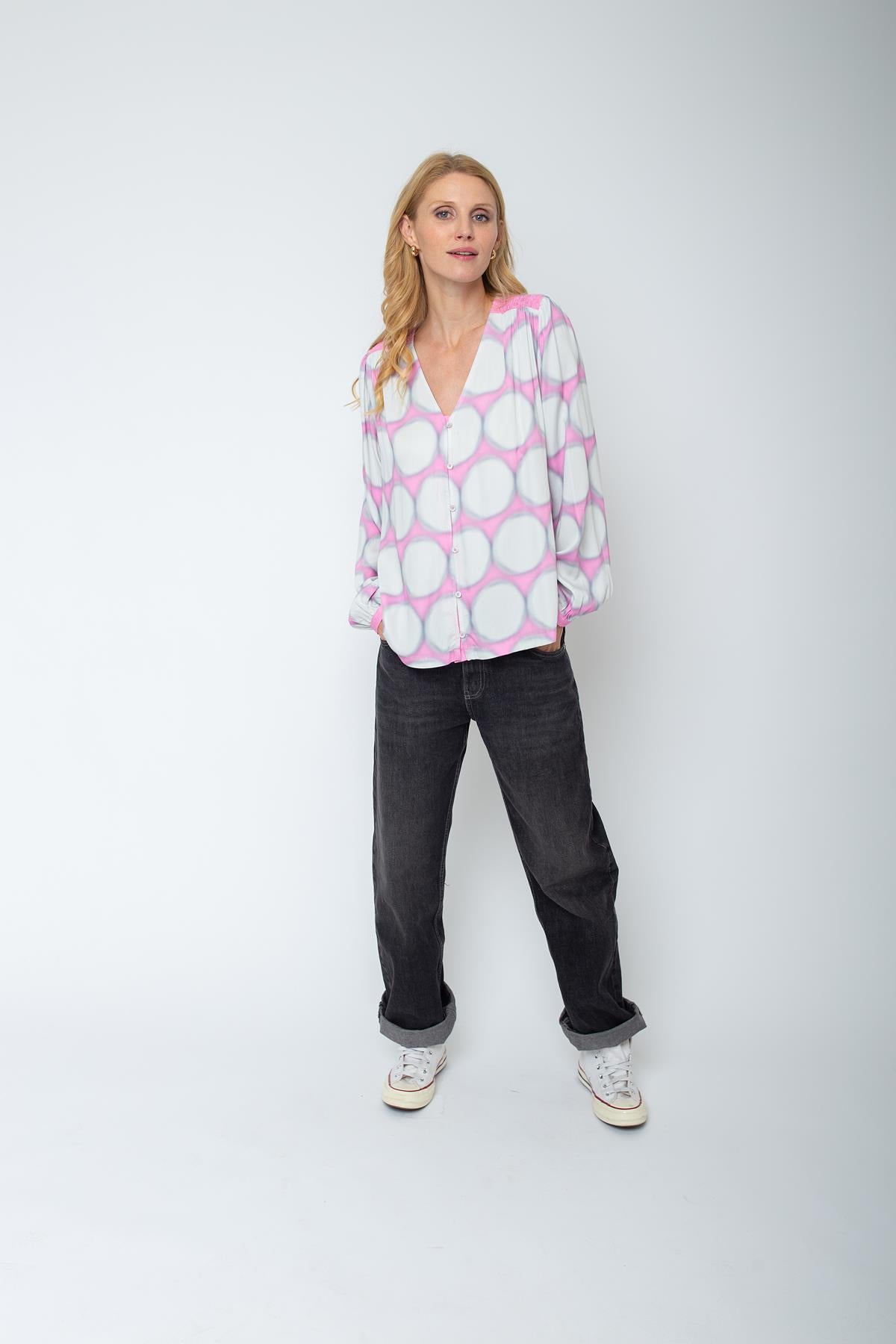 Verspielte Bluse mit Smok-Details & Maxi-Dots