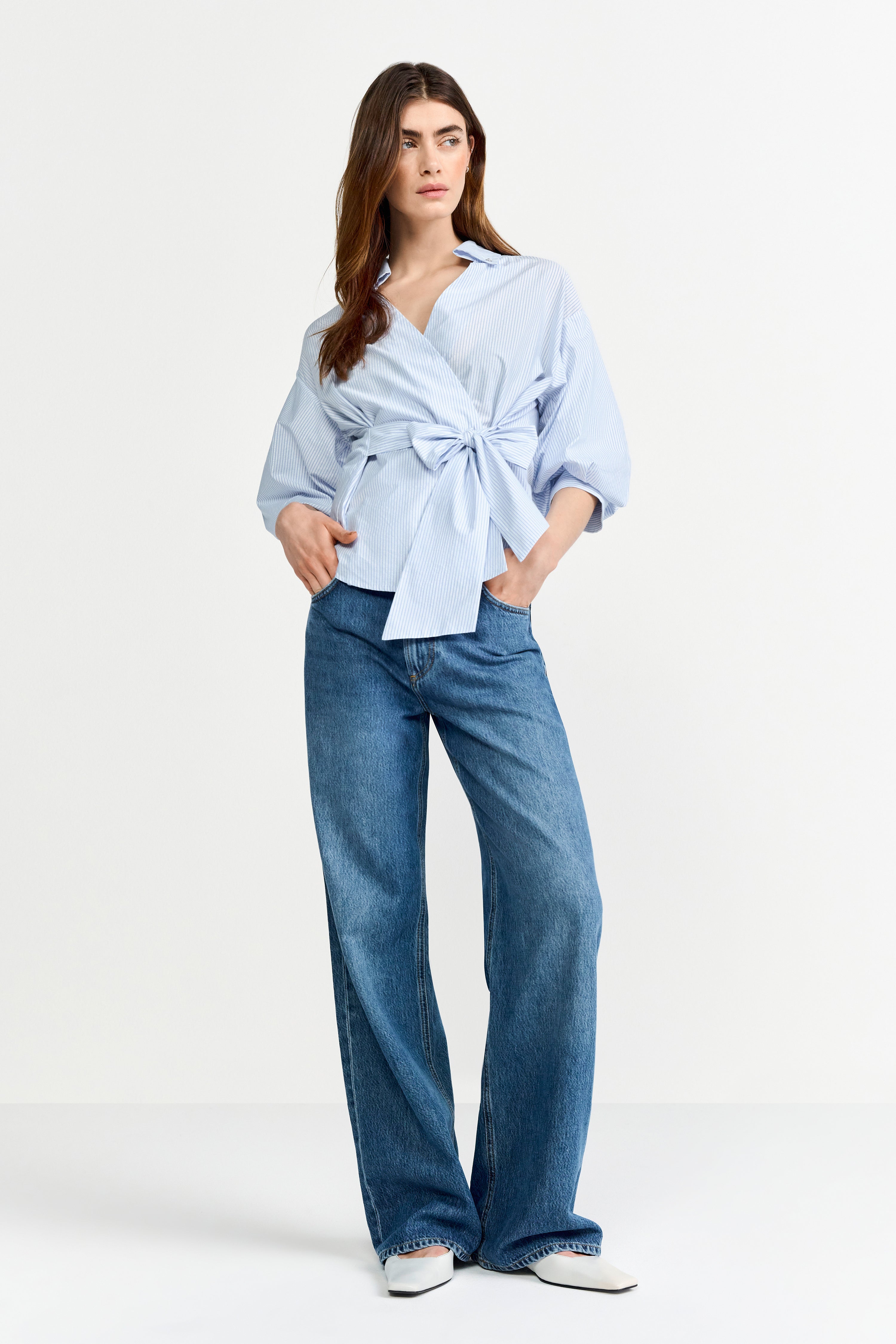 Wickelbluse mit zarten Streifen