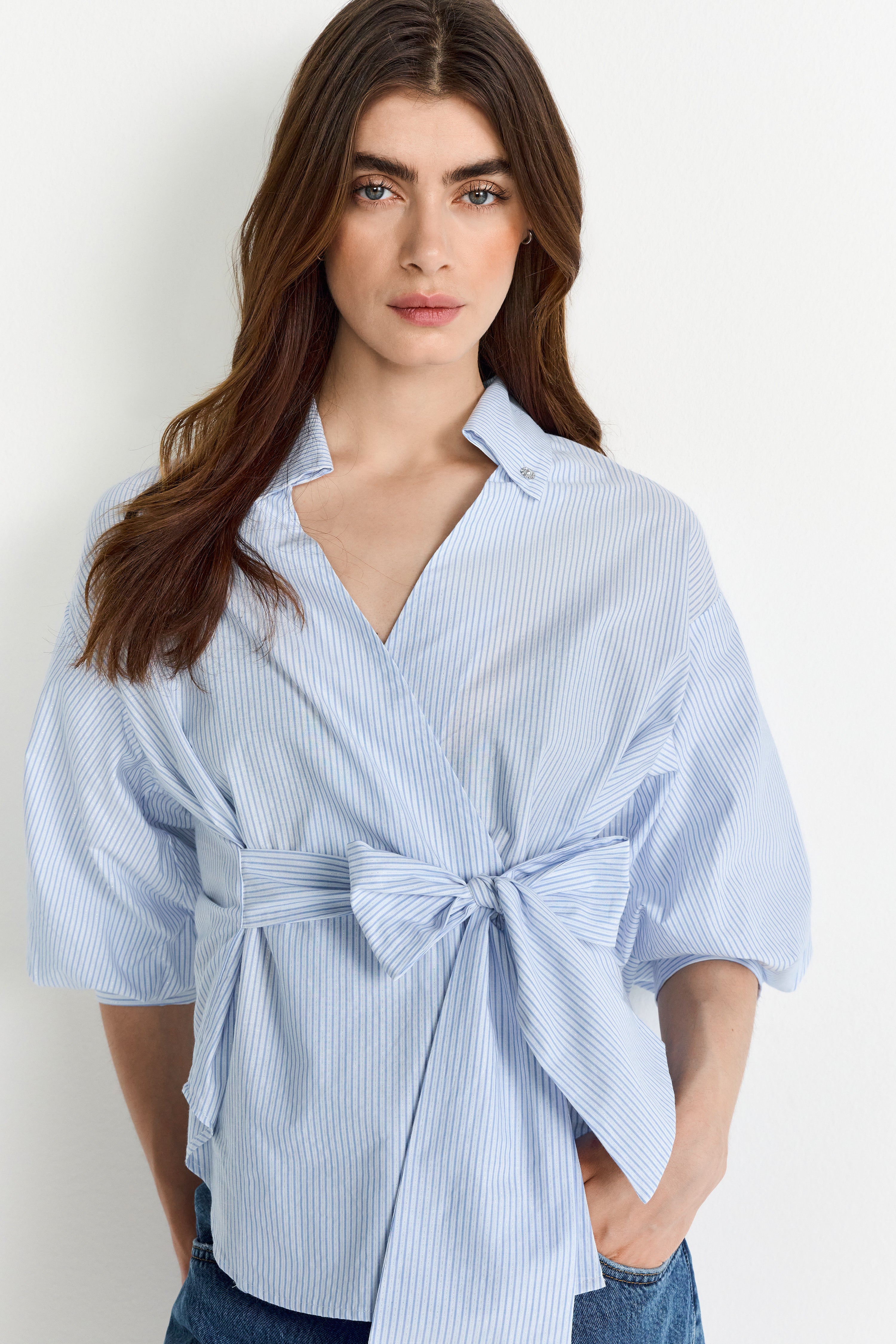 Wickelbluse mit zarten Streifen