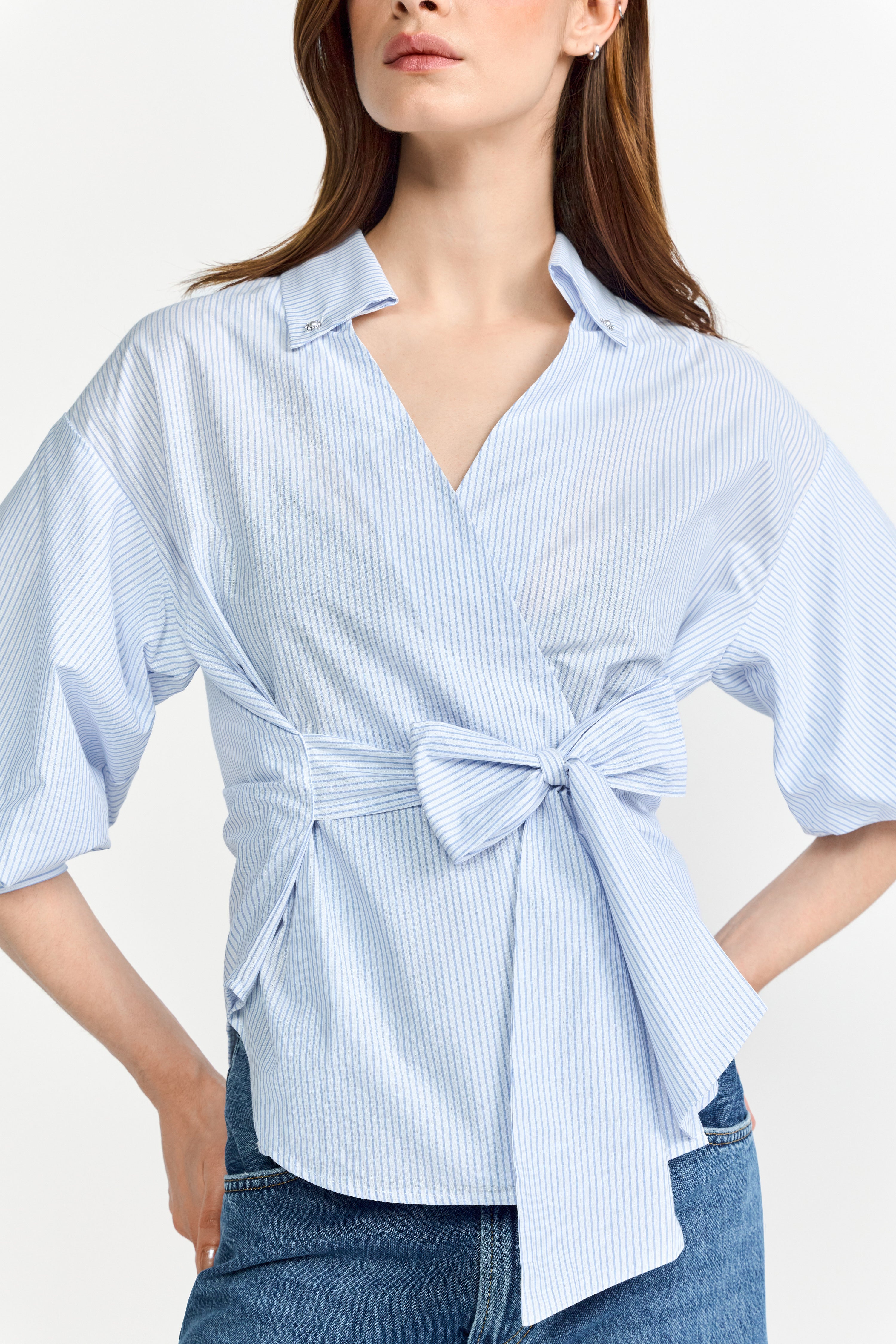 Wickelbluse mit zarten Streifen