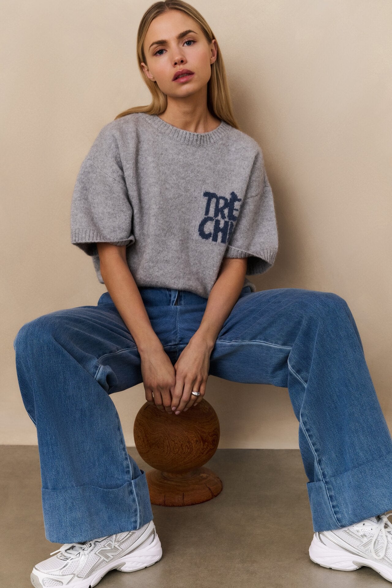Kurzärmeliger Strickpullover mit Aufschrift