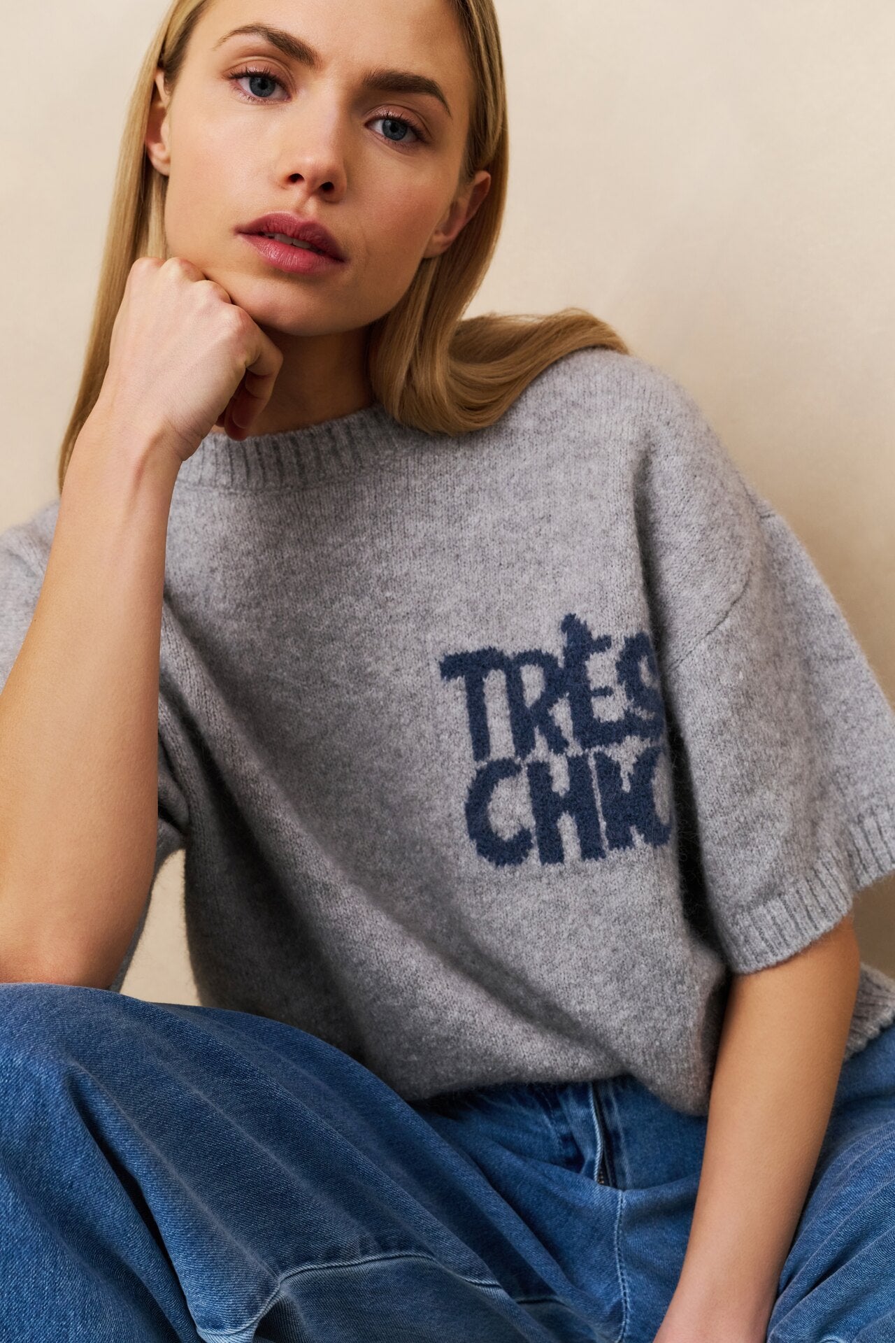 Kurzärmeliger Strickpullover mit Aufschrift