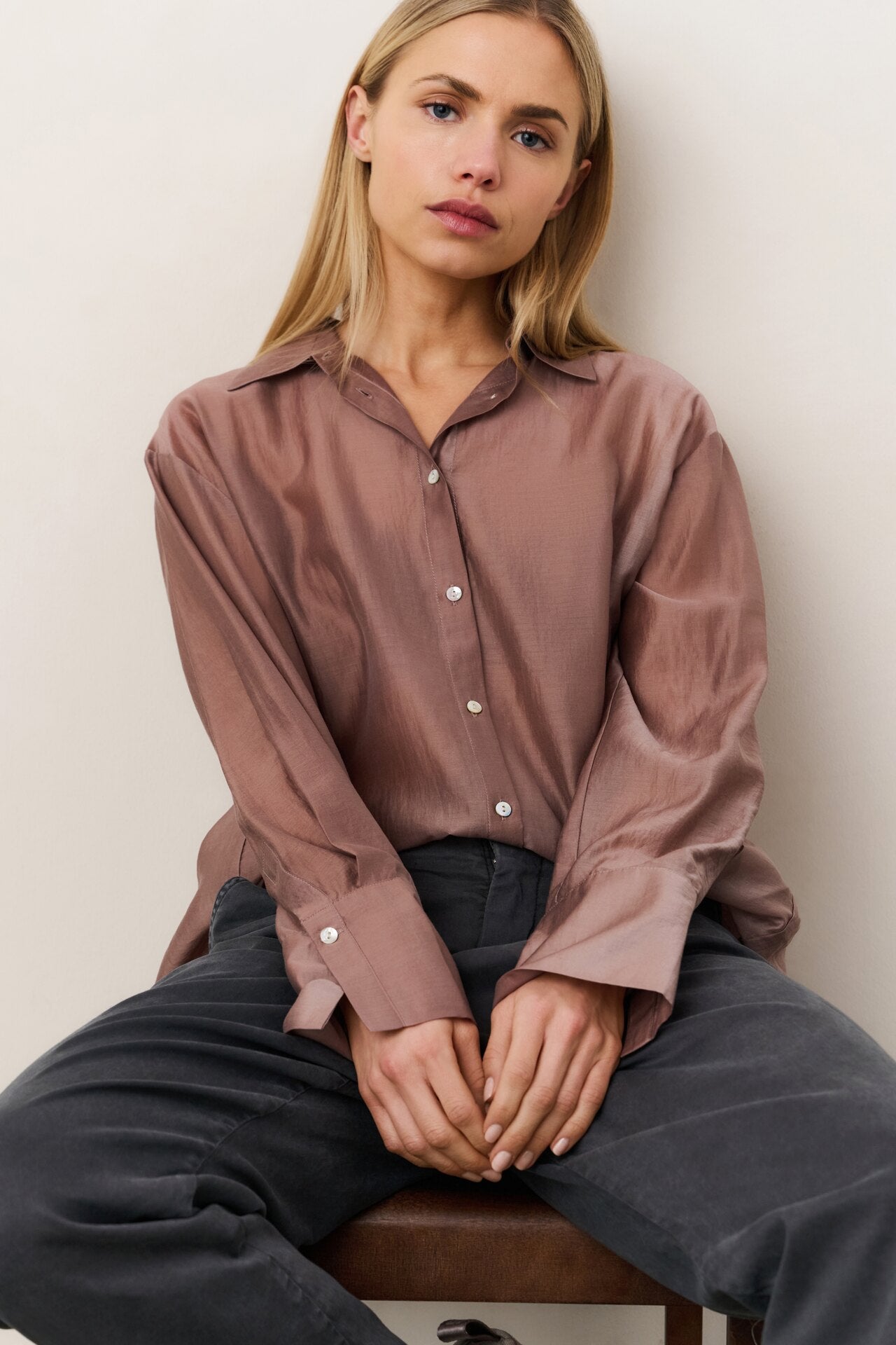 Durchsichtige Bluse mit raffiniertem Detail am Rücken