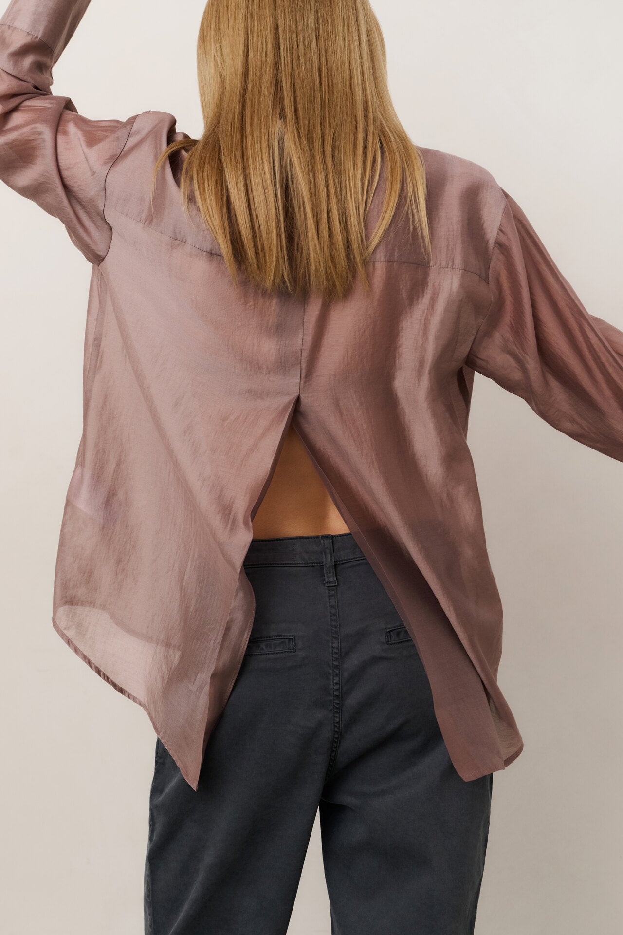 Durchsichtige Bluse mit raffiniertem Detail am Rücken