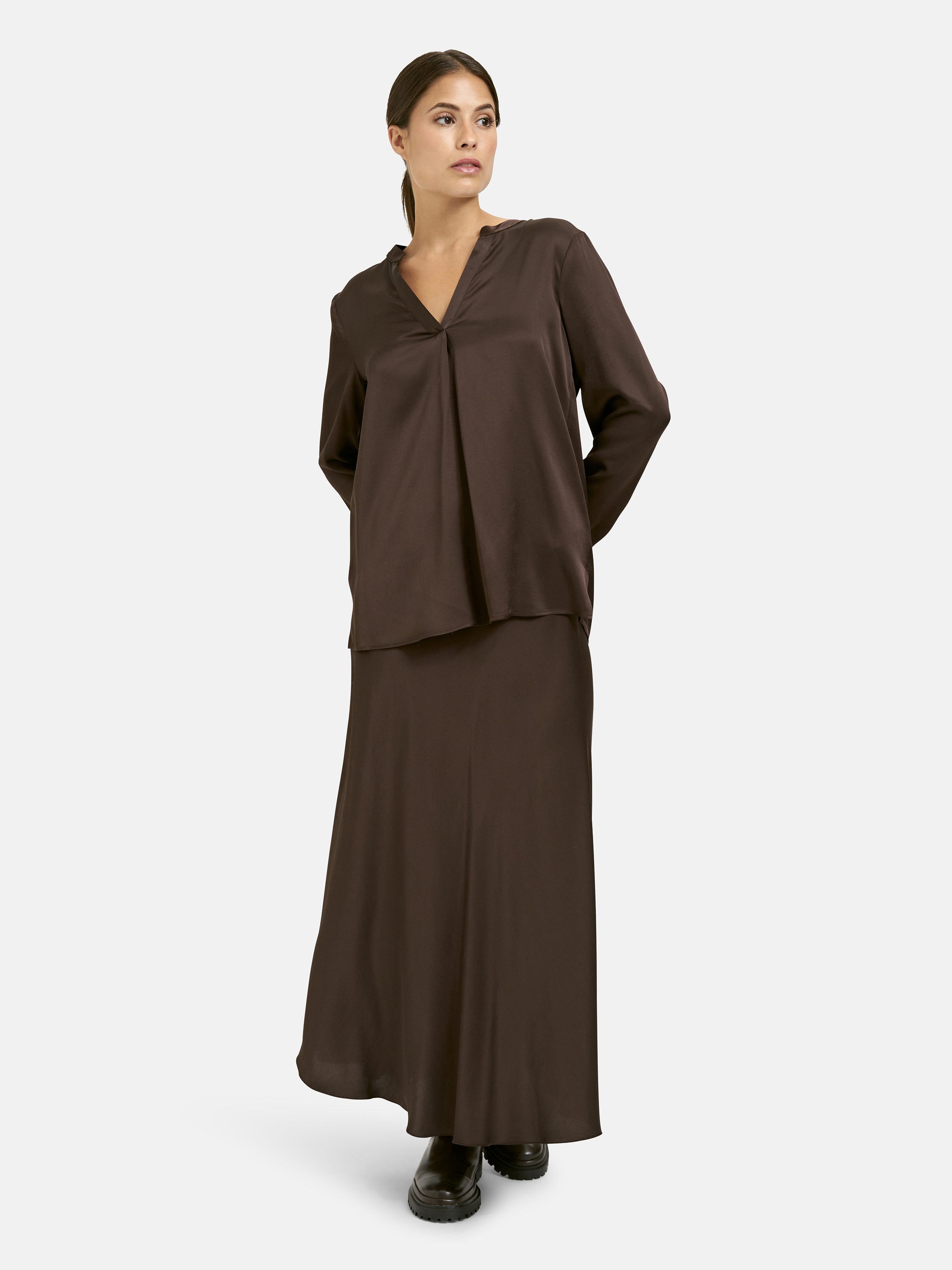 Bluse mit V-Ausschnitt in Satinoptik