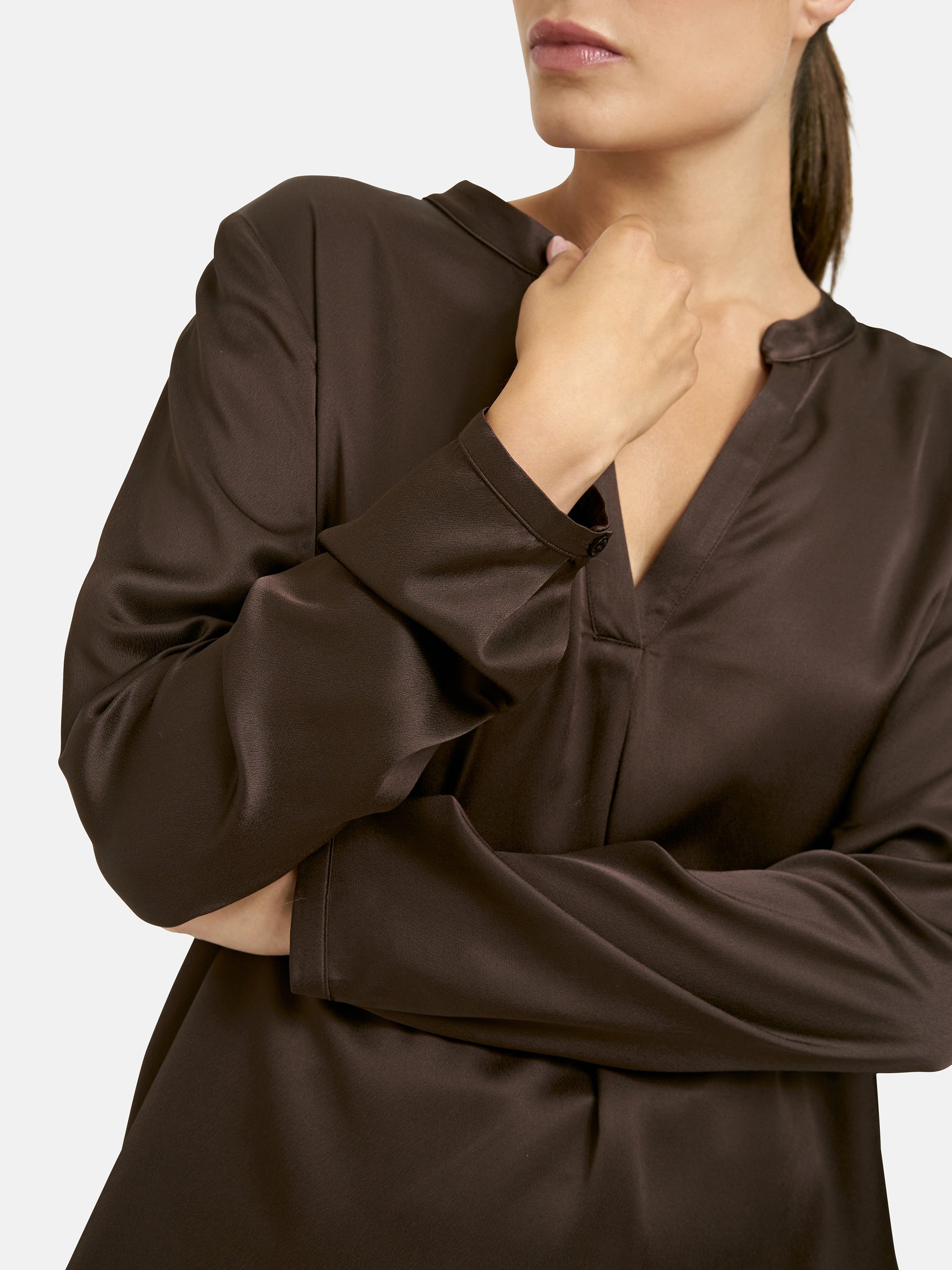 Bluse mit V-Ausschnitt in Satinoptik