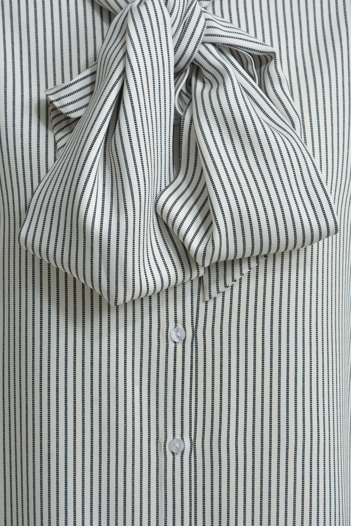 Gestreifte Bluse mit Fliege
