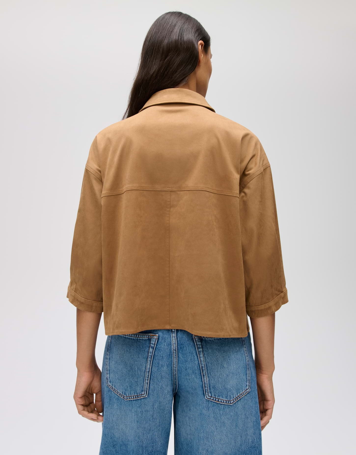 Moderner Utility-Chic – Das weiche Overshirt in cleaner Velours-Optik