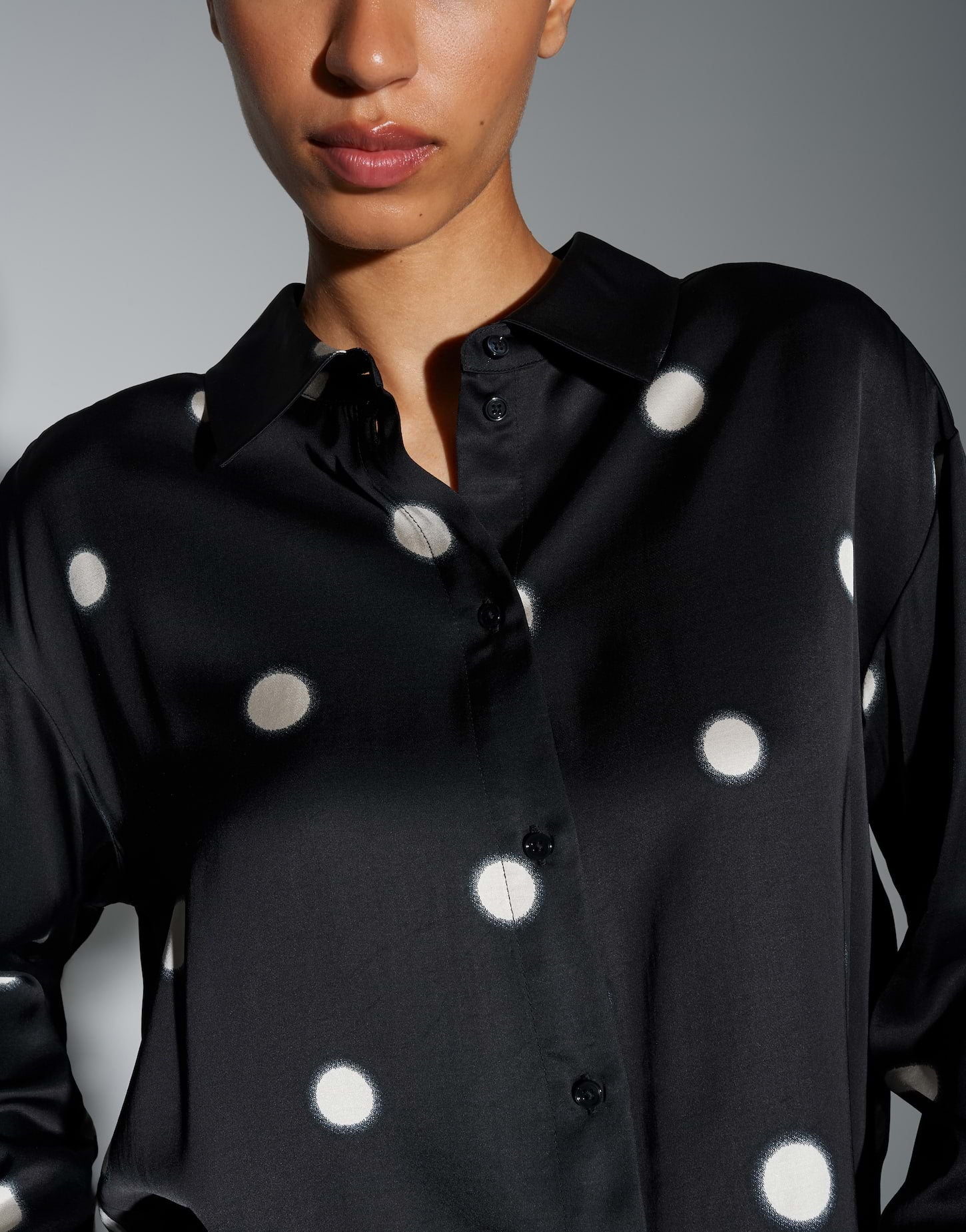 Viskosebluse mit gerasterten Polka Dots