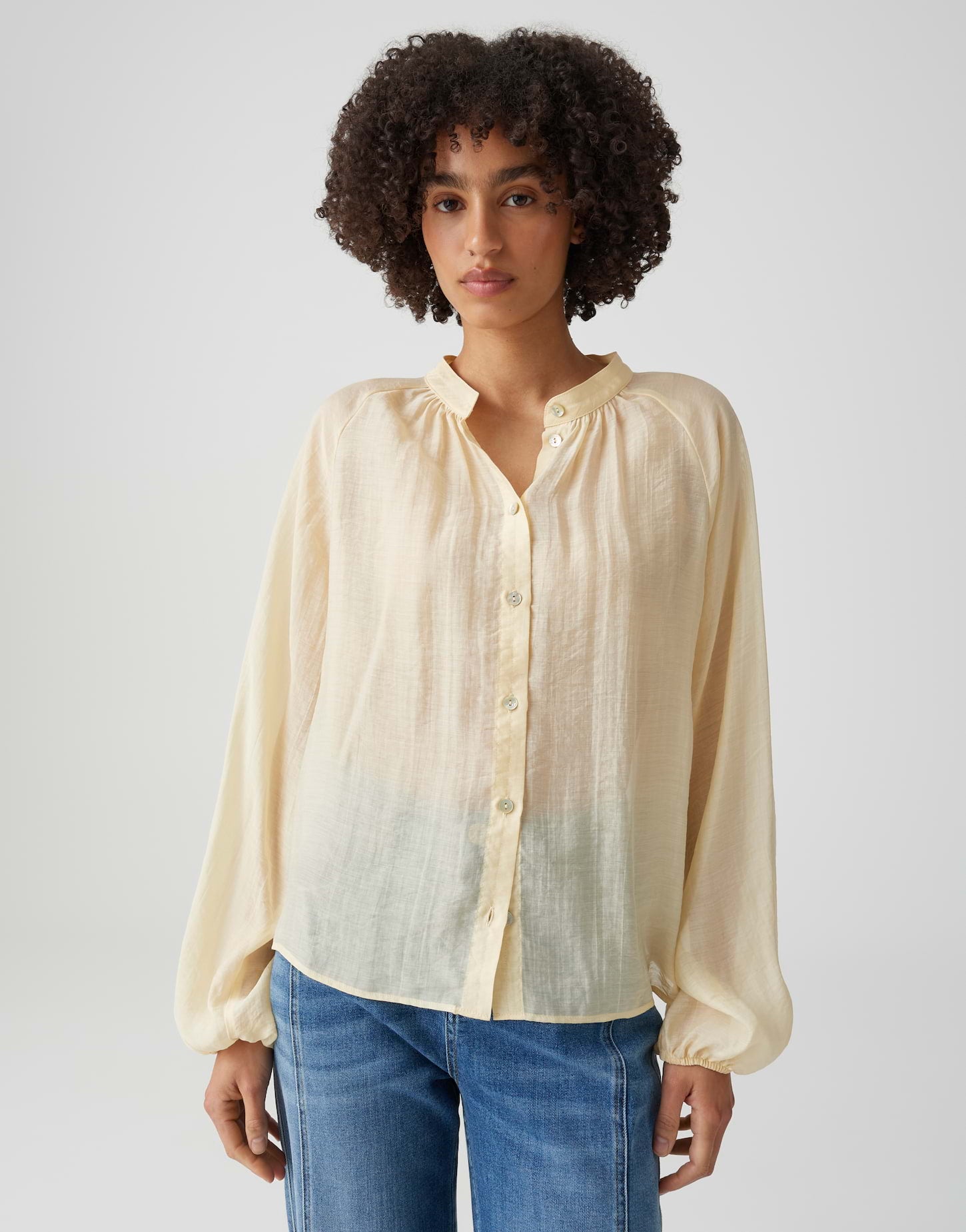 Doppelter Style-Favorit – Die luftige Stehkragenbluse in zwei Trendfarben