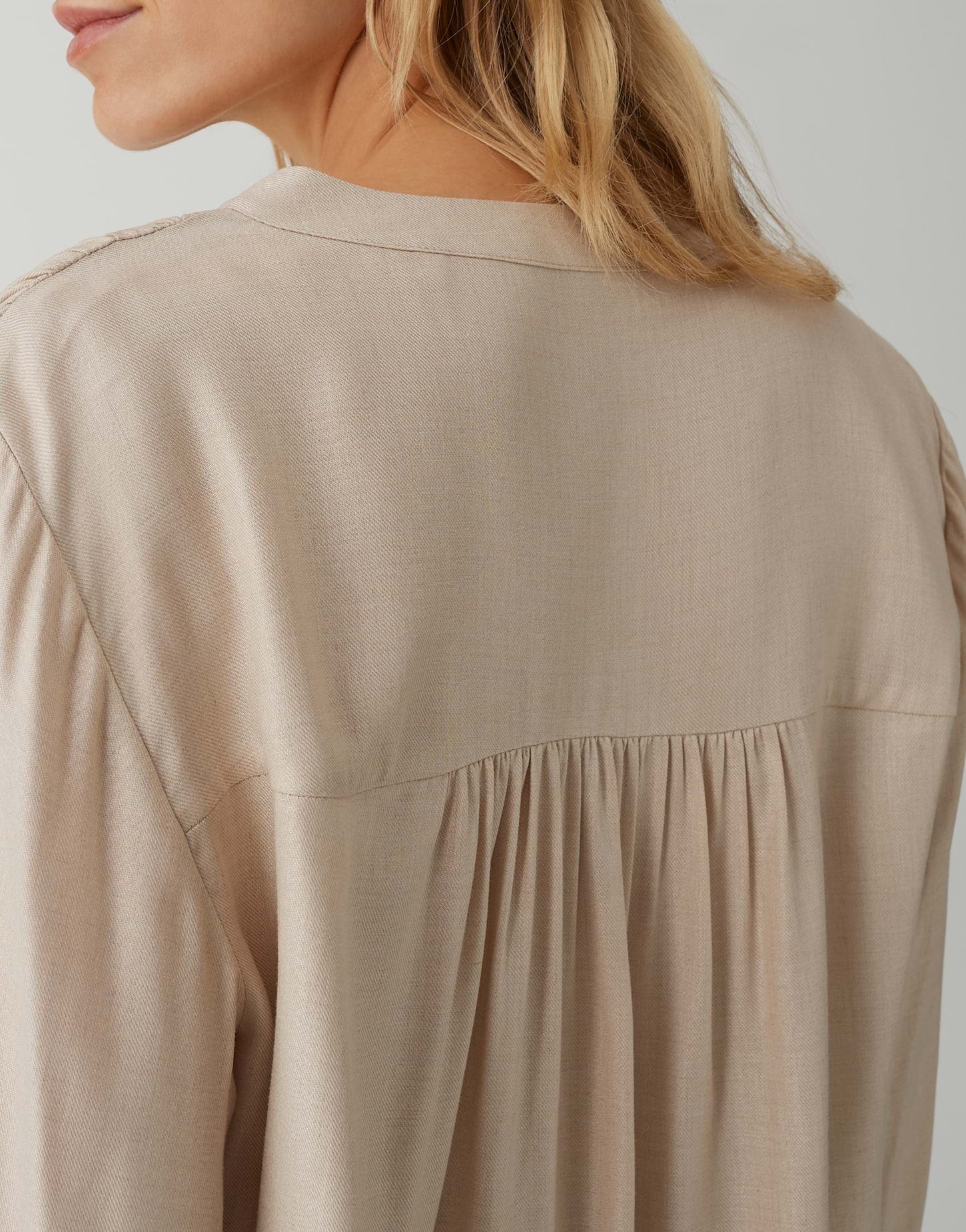 Feminine Bluse mit edlem Glanz