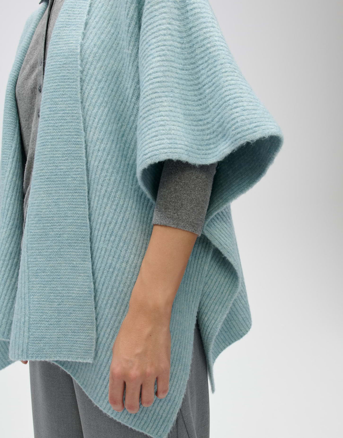 Das gerippte Strick-Poncho-Cape