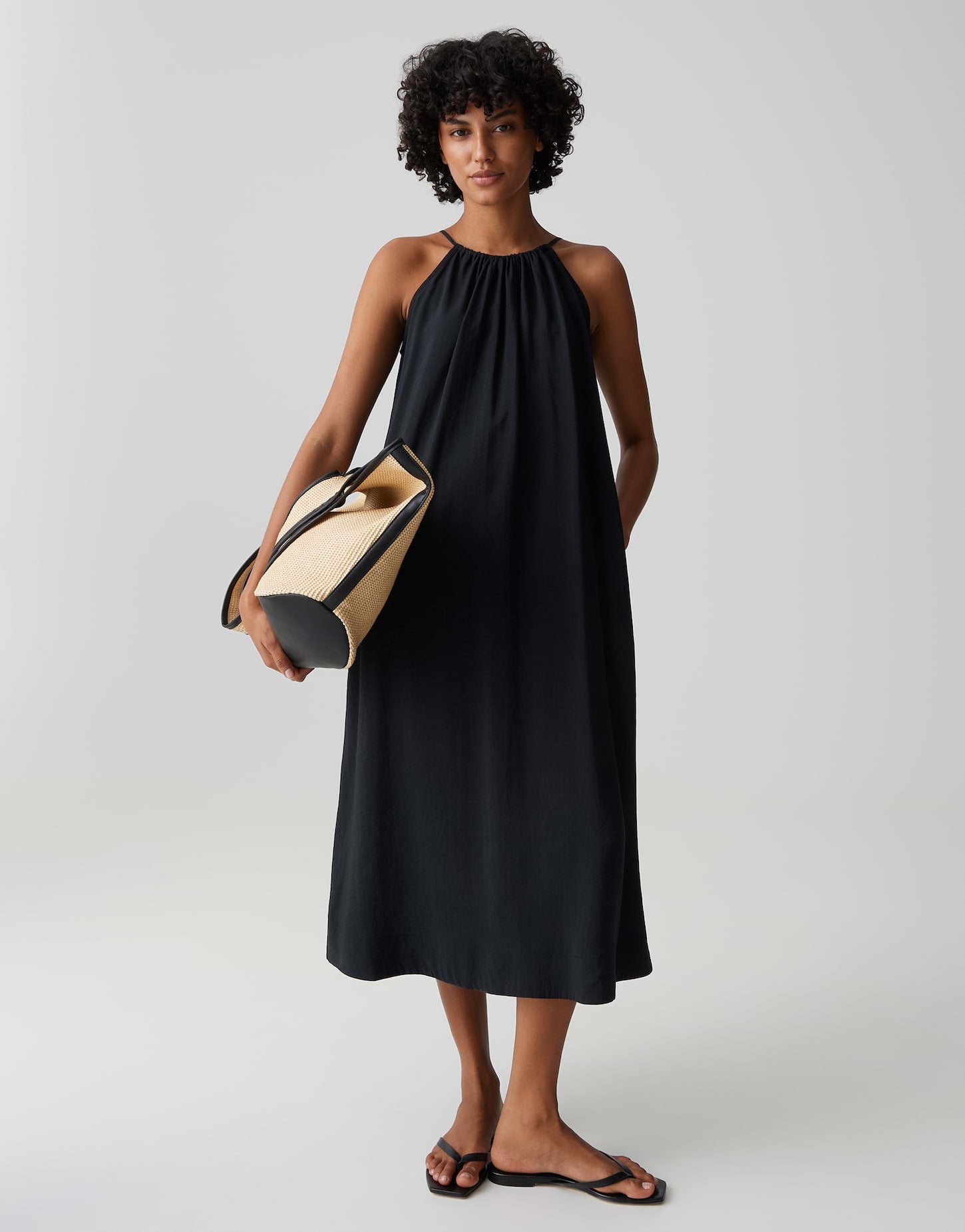 Das schwarze Halterneck-Kleid