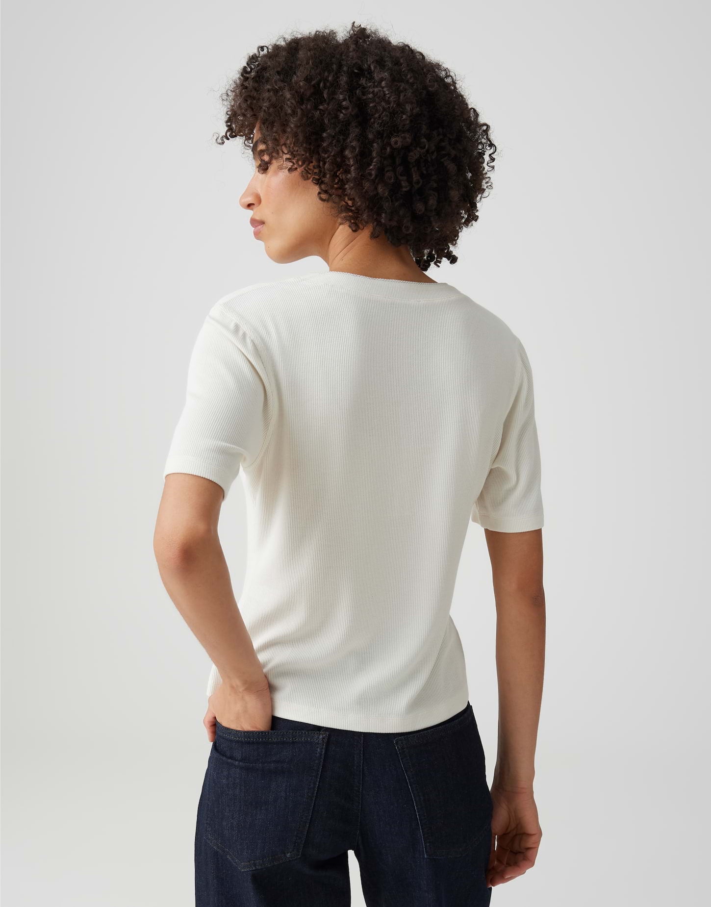 Geripptes Halbarm-Shirt mit V-Ausschnitt