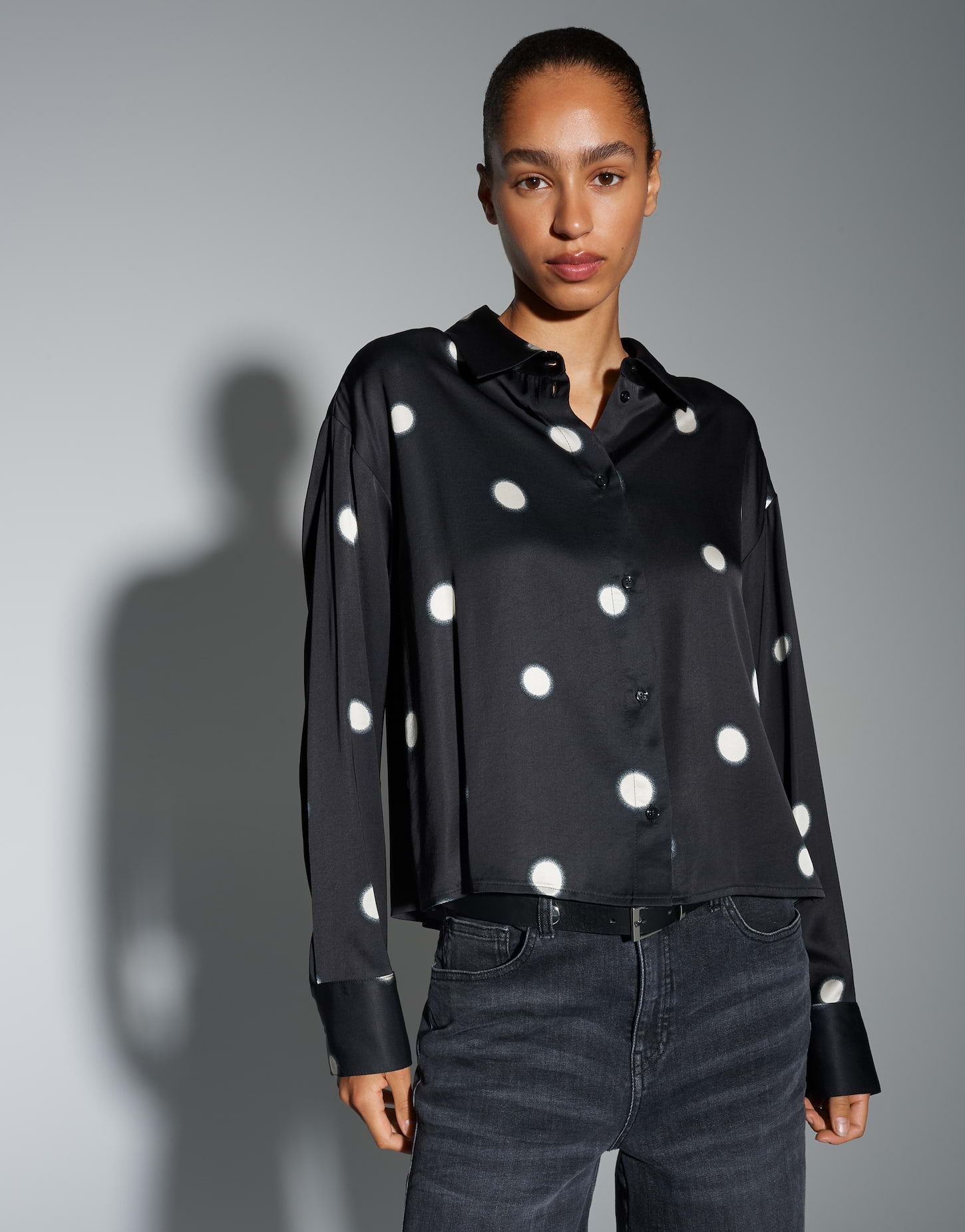 Viskosebluse mit gerasterten Polka Dots