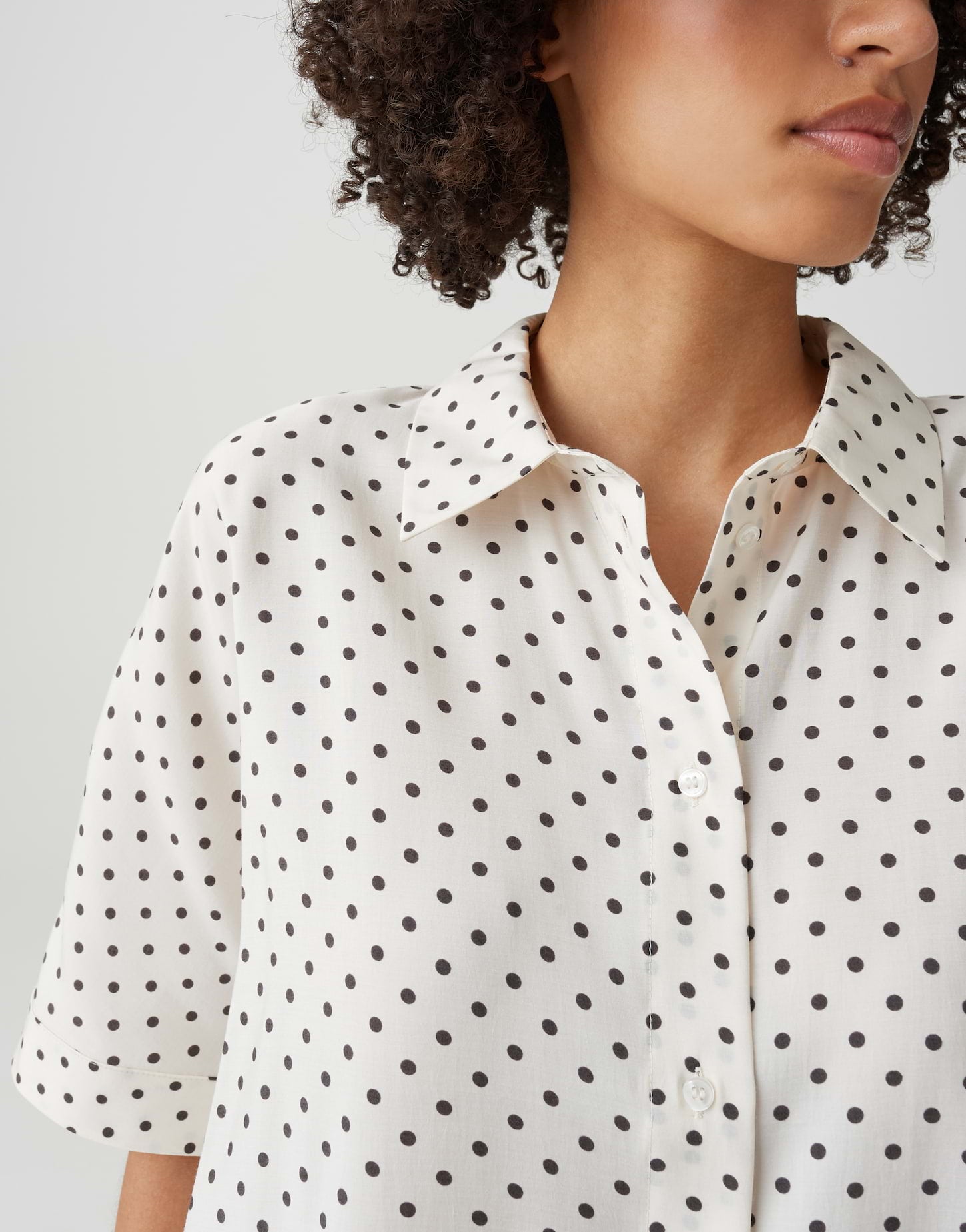 Klassischer Polka-Dot-Chic: Die fließende Kurzarmbluse