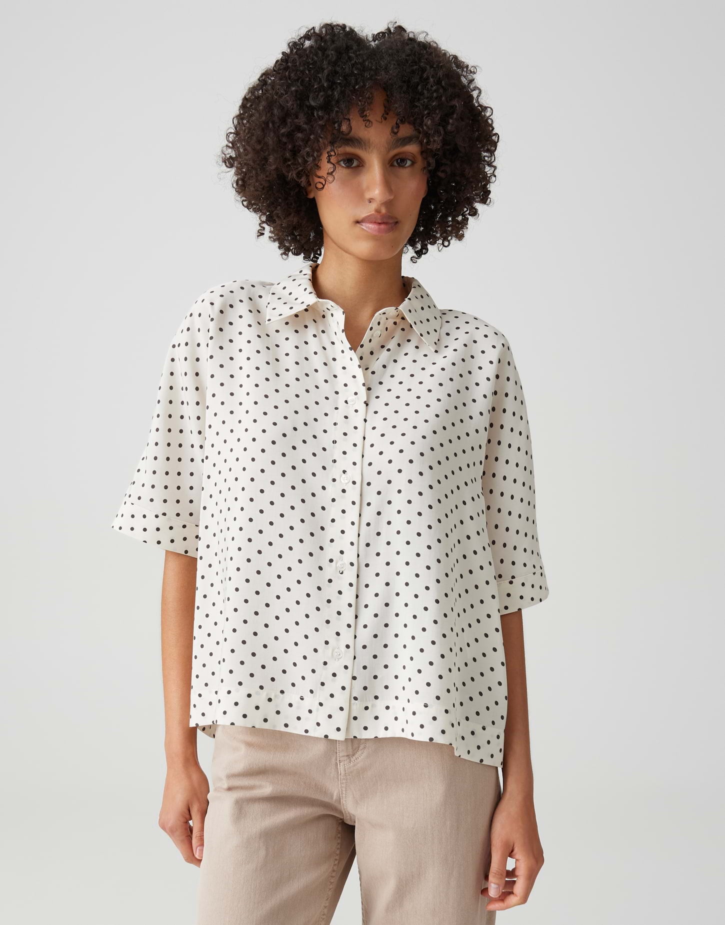 Klassischer Polka-Dot-Chic: Die fließende Kurzarmbluse
