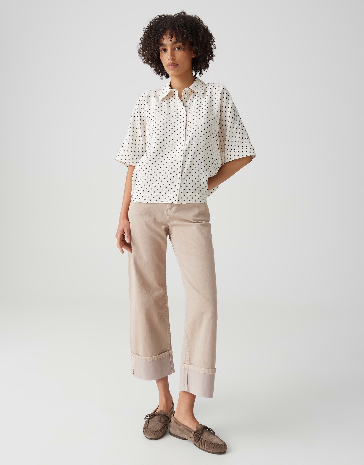 Klassischer Polka-Dot-Chic: Die fließende Kurzarmbluse