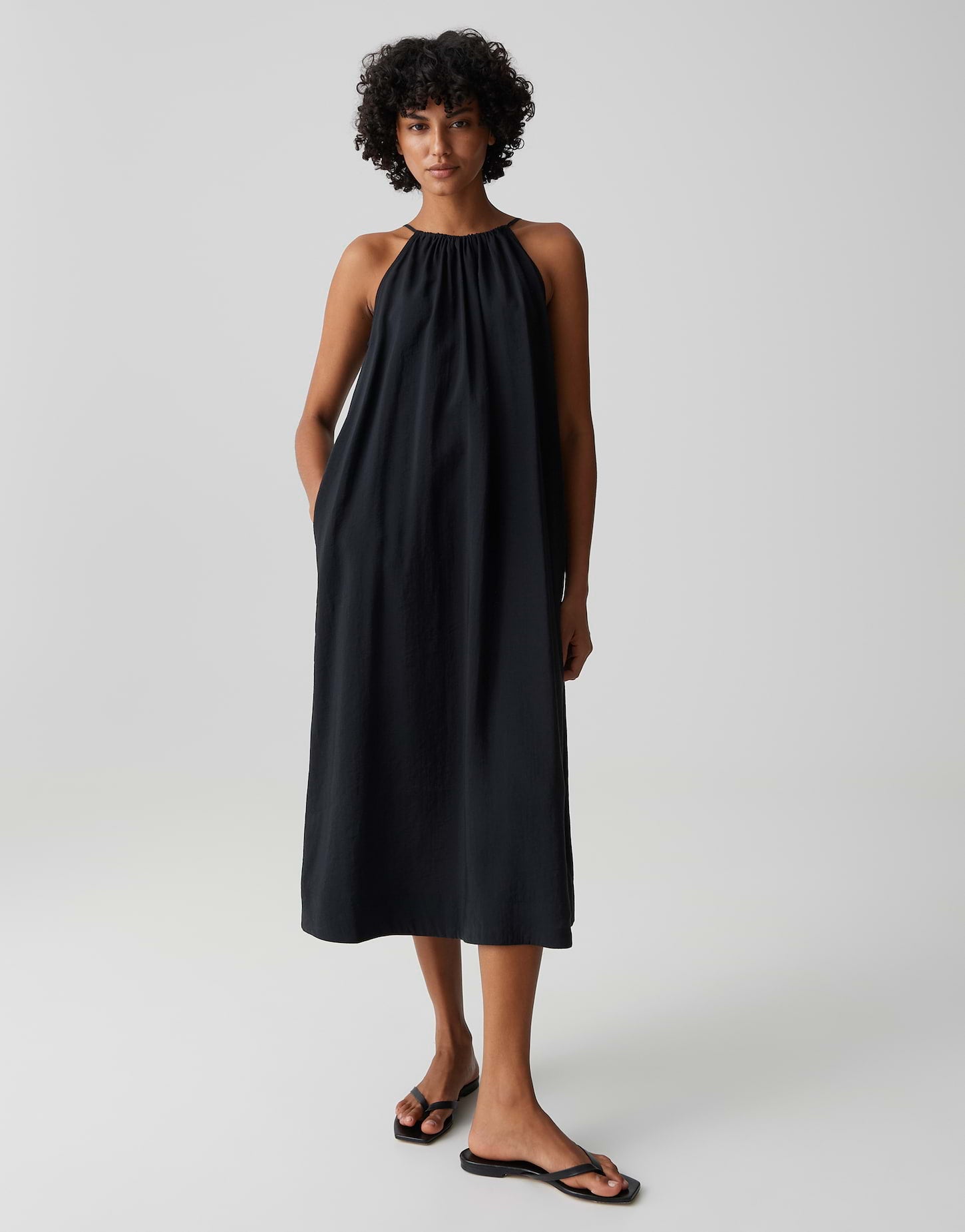 Das schwarze Halterneck-Kleid