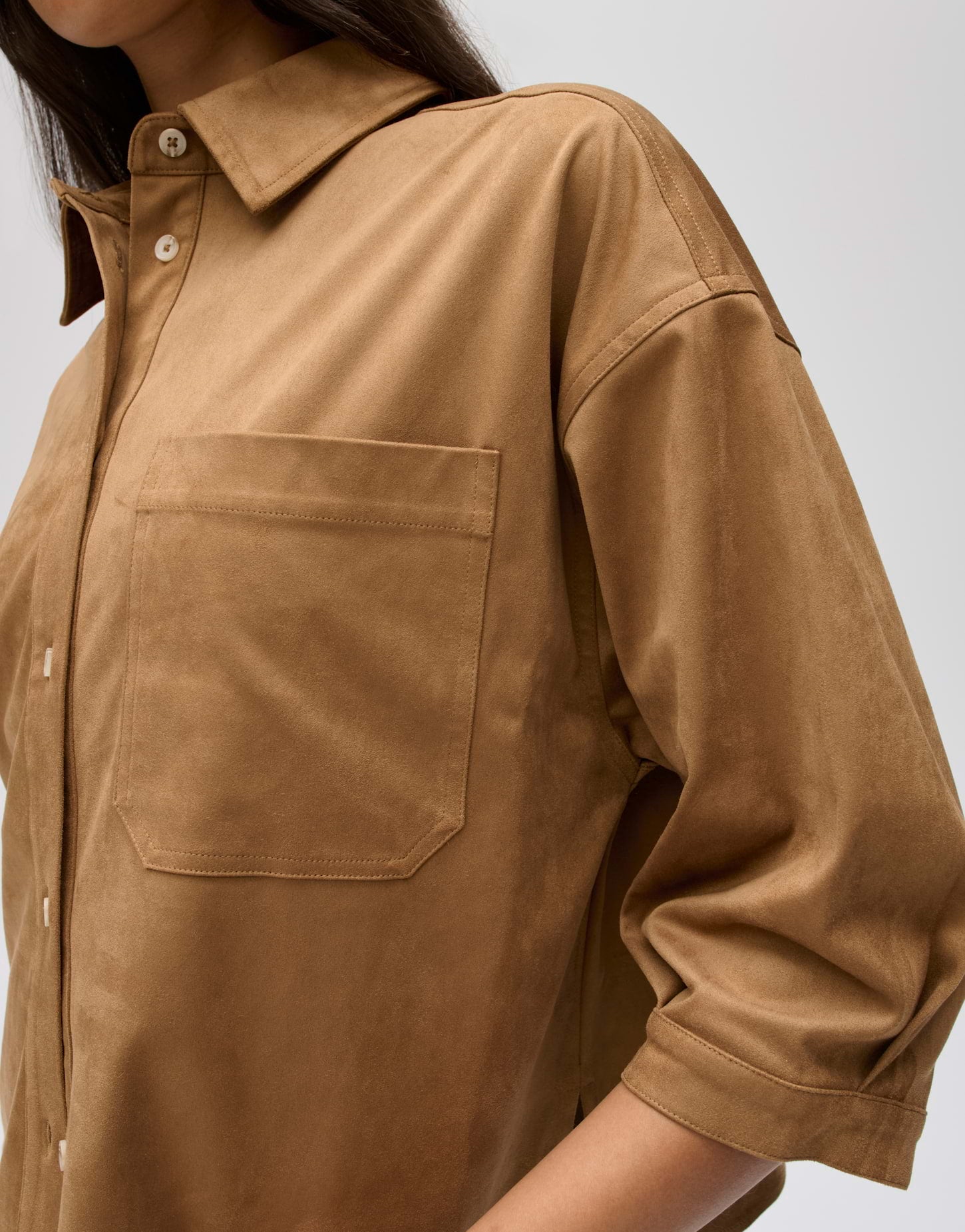 Moderner Utility-Chic – Das weiche Overshirt in cleaner Velours-Optik