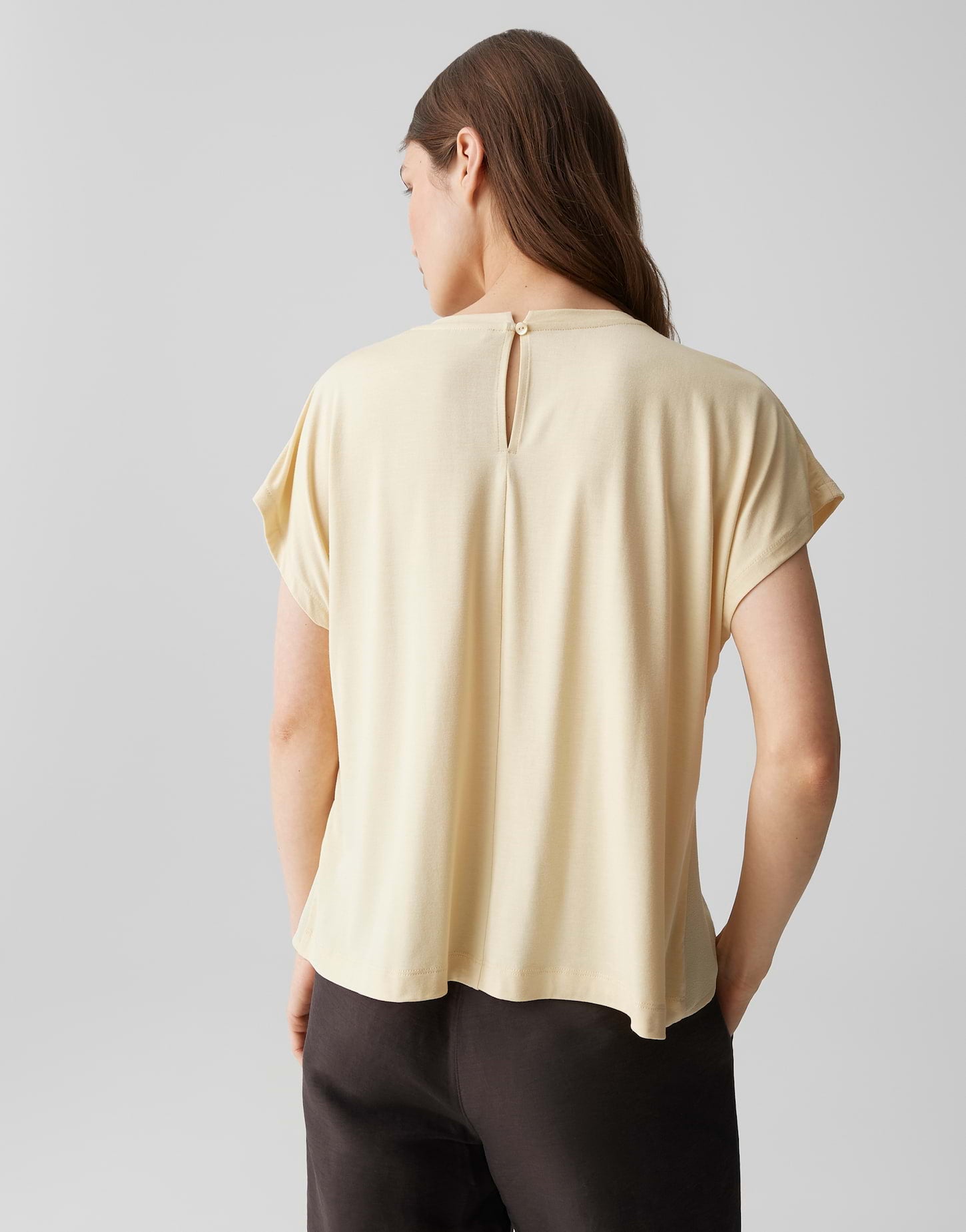 Fließendes Jersey-Shirt mit sportivem Kordelzug und Rückenschlitz
