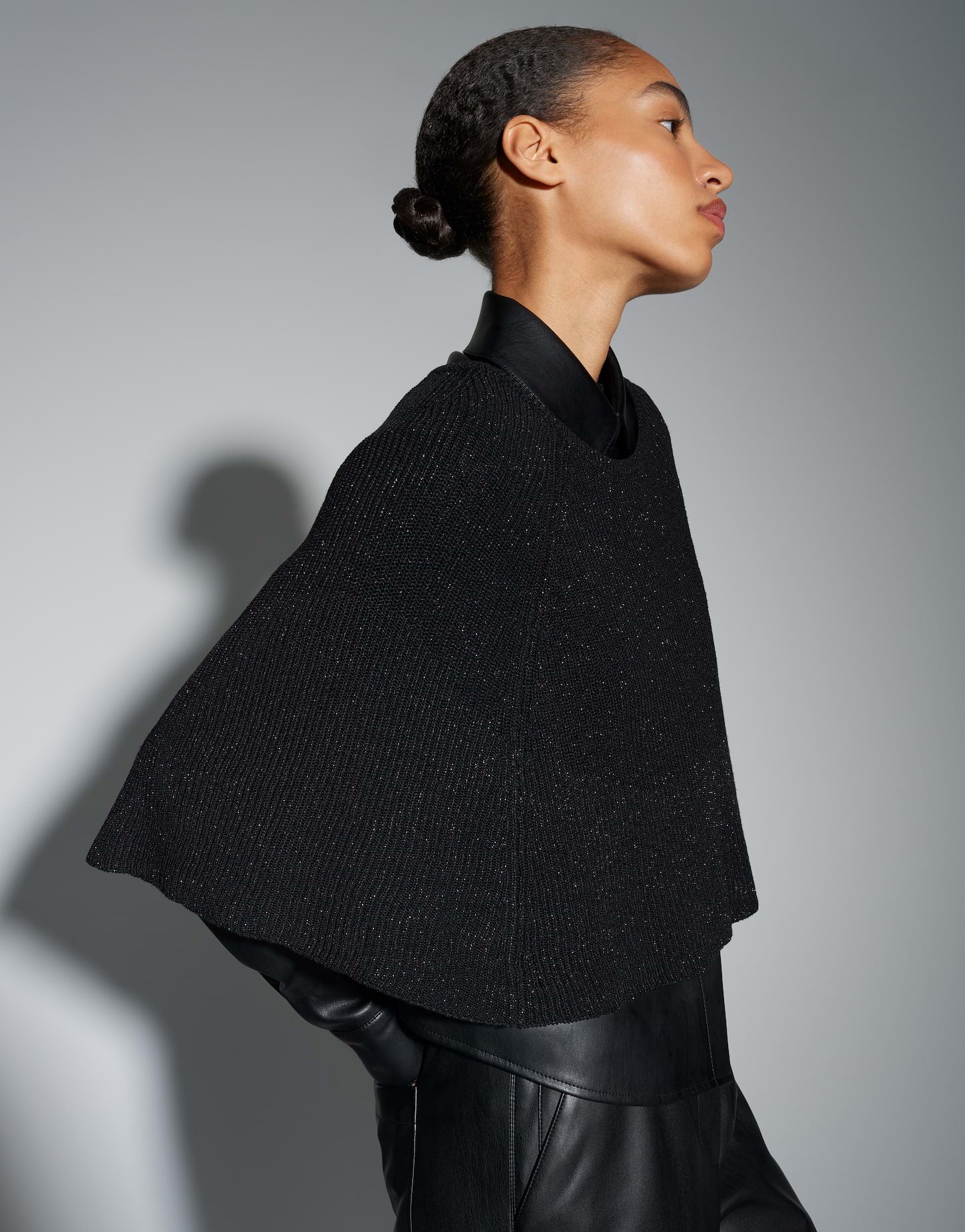 Cape aus Rippstrick mit Effektgarn