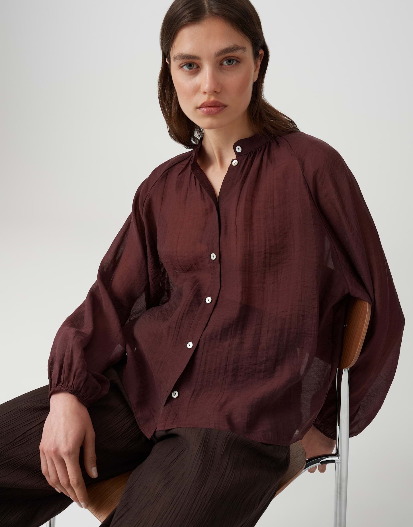 Doppelter Style-Favorit – Die luftige Stehkragenbluse in zwei Trendfarben