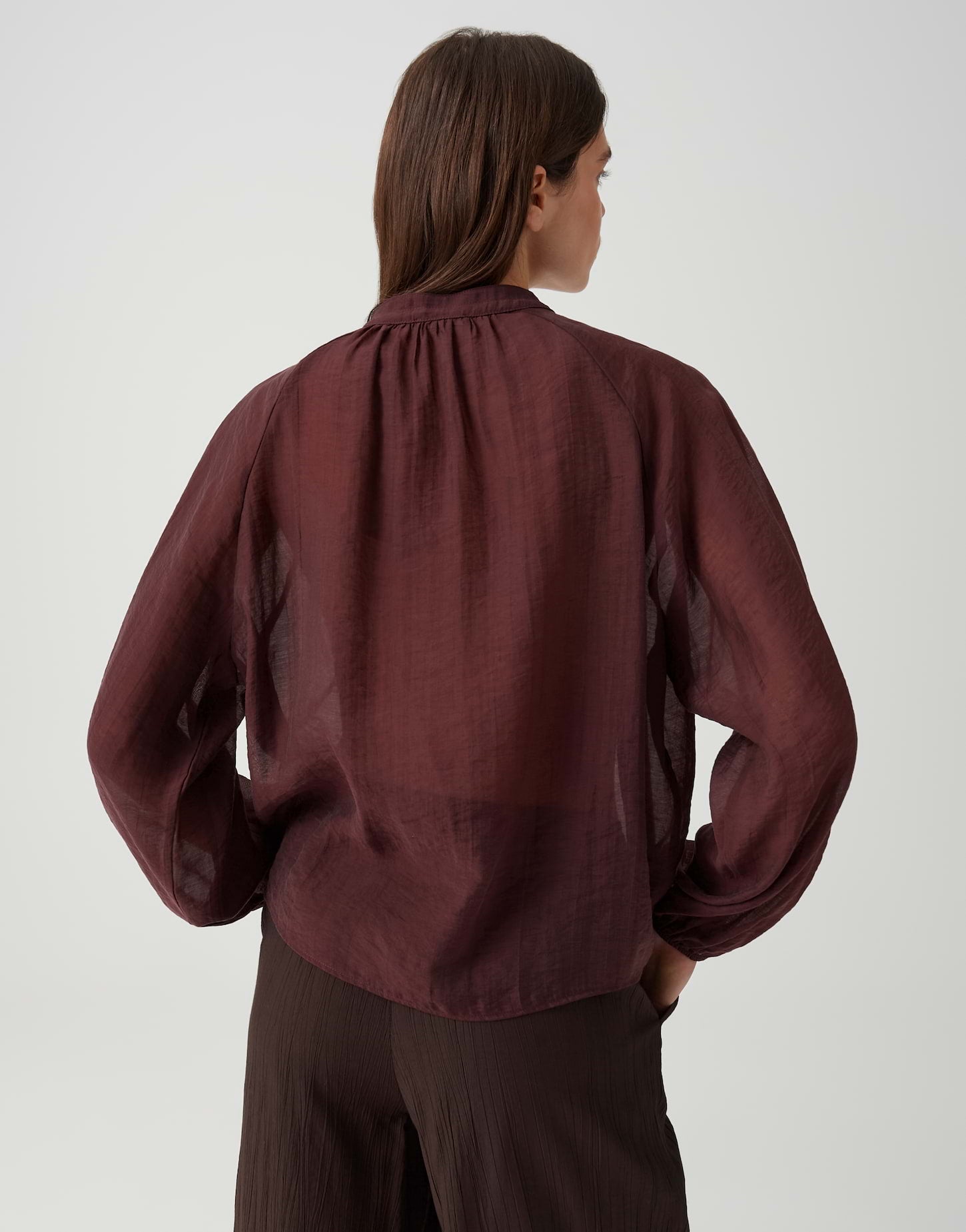 Doppelter Style-Favorit – Die luftige Stehkragenbluse in zwei Trendfarben