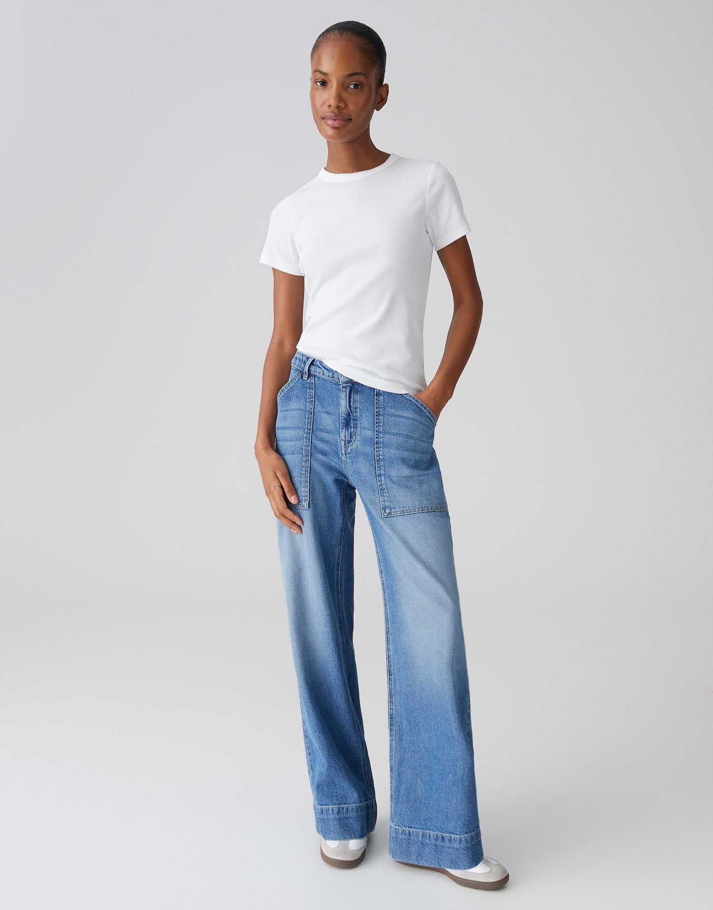 Ripp-Shirt mit femininer Romantik in feiner Struktur