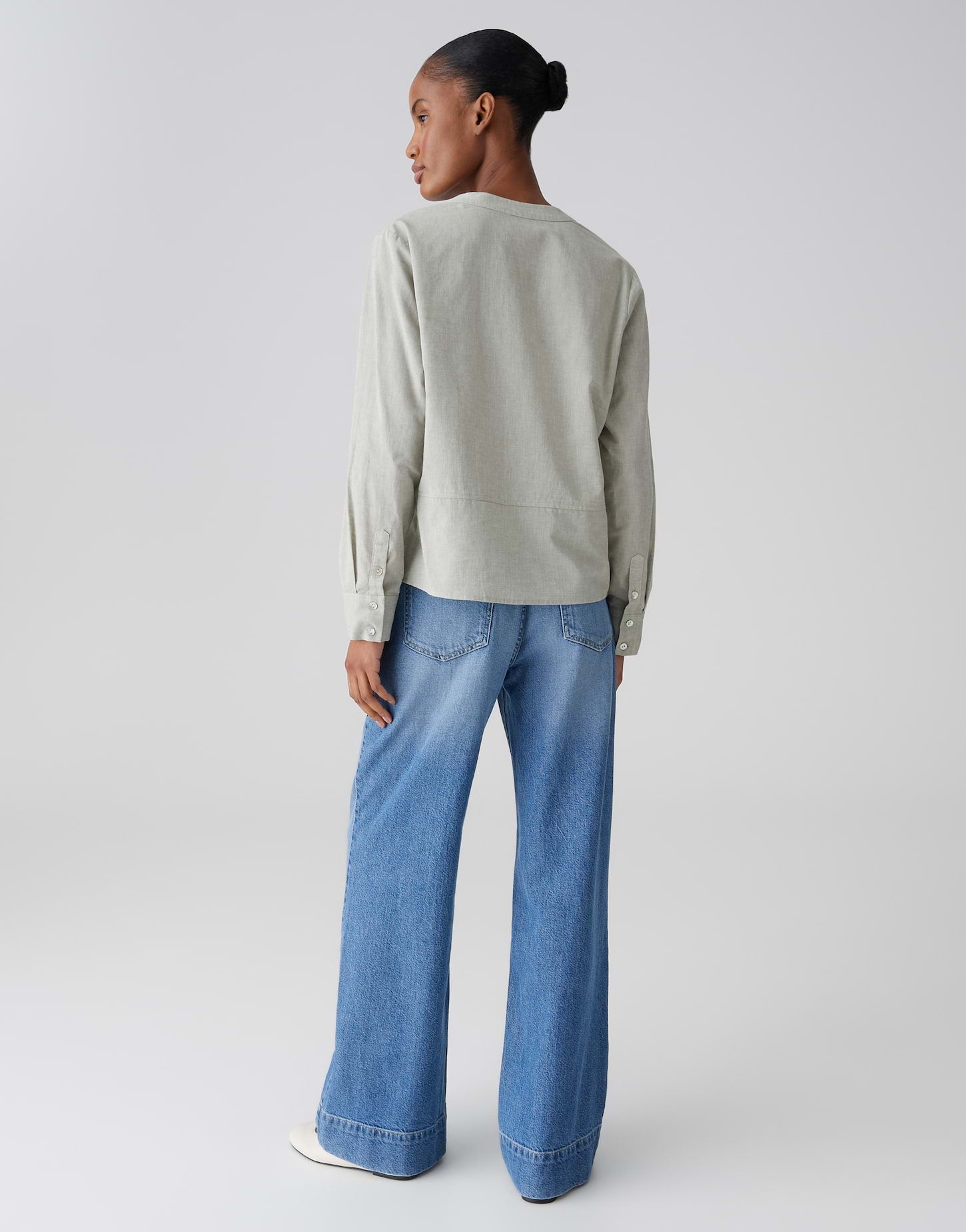 Leinenbluse in natürlicher Leichtigkeit mit edlem Glanz