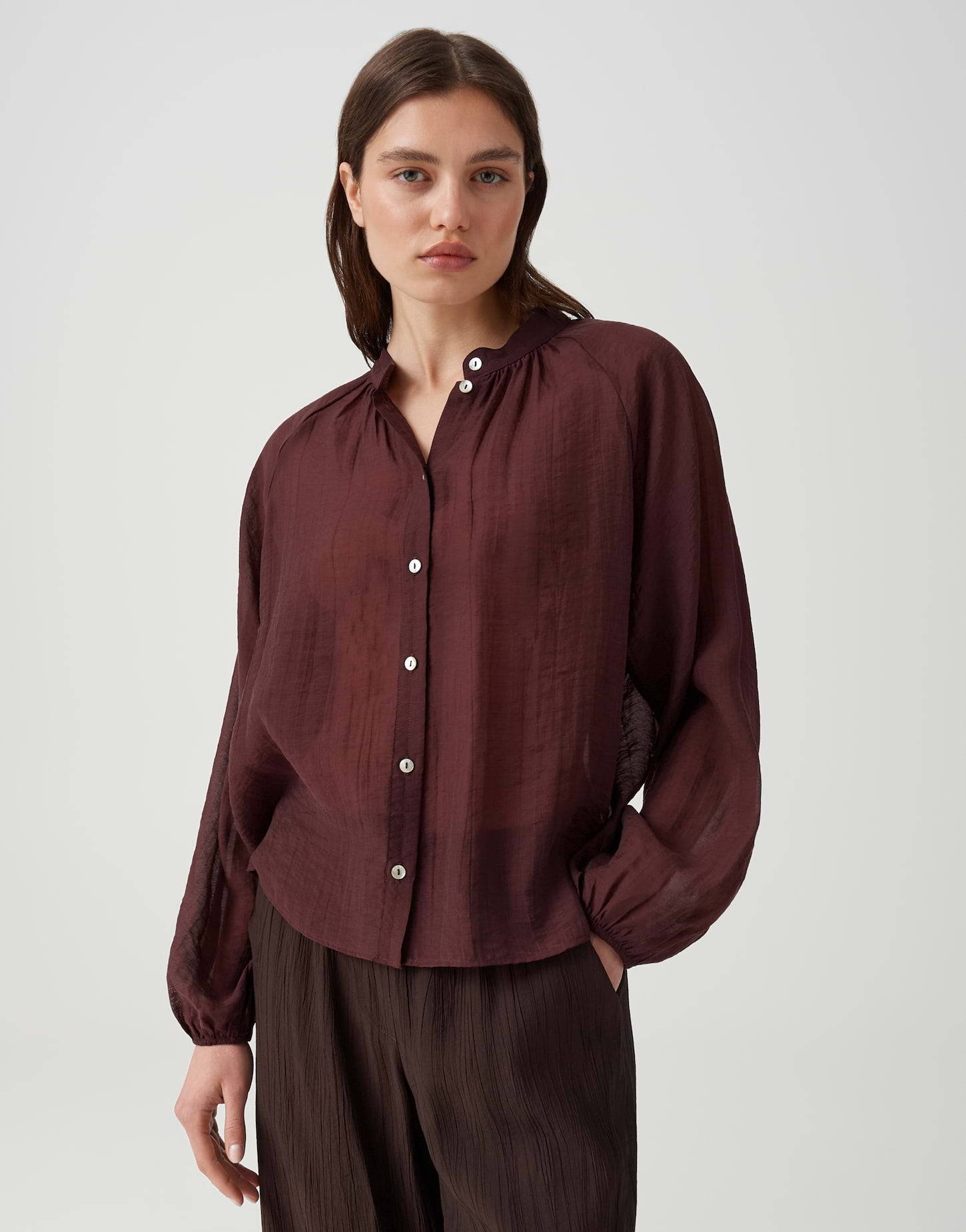 Doppelter Style-Favorit – Die luftige Stehkragenbluse in zwei Trendfarben